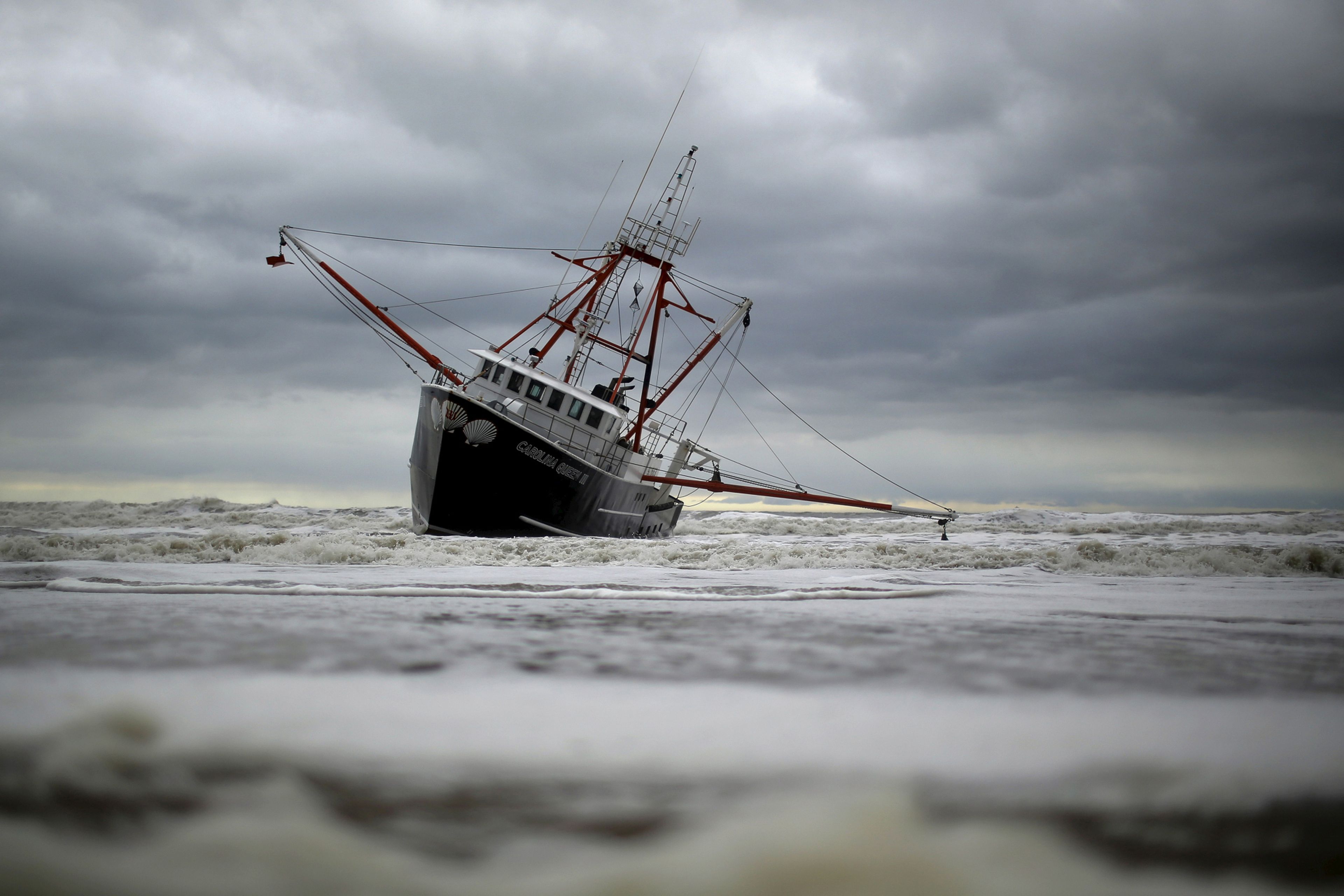 Un barco escorado junto a la playa