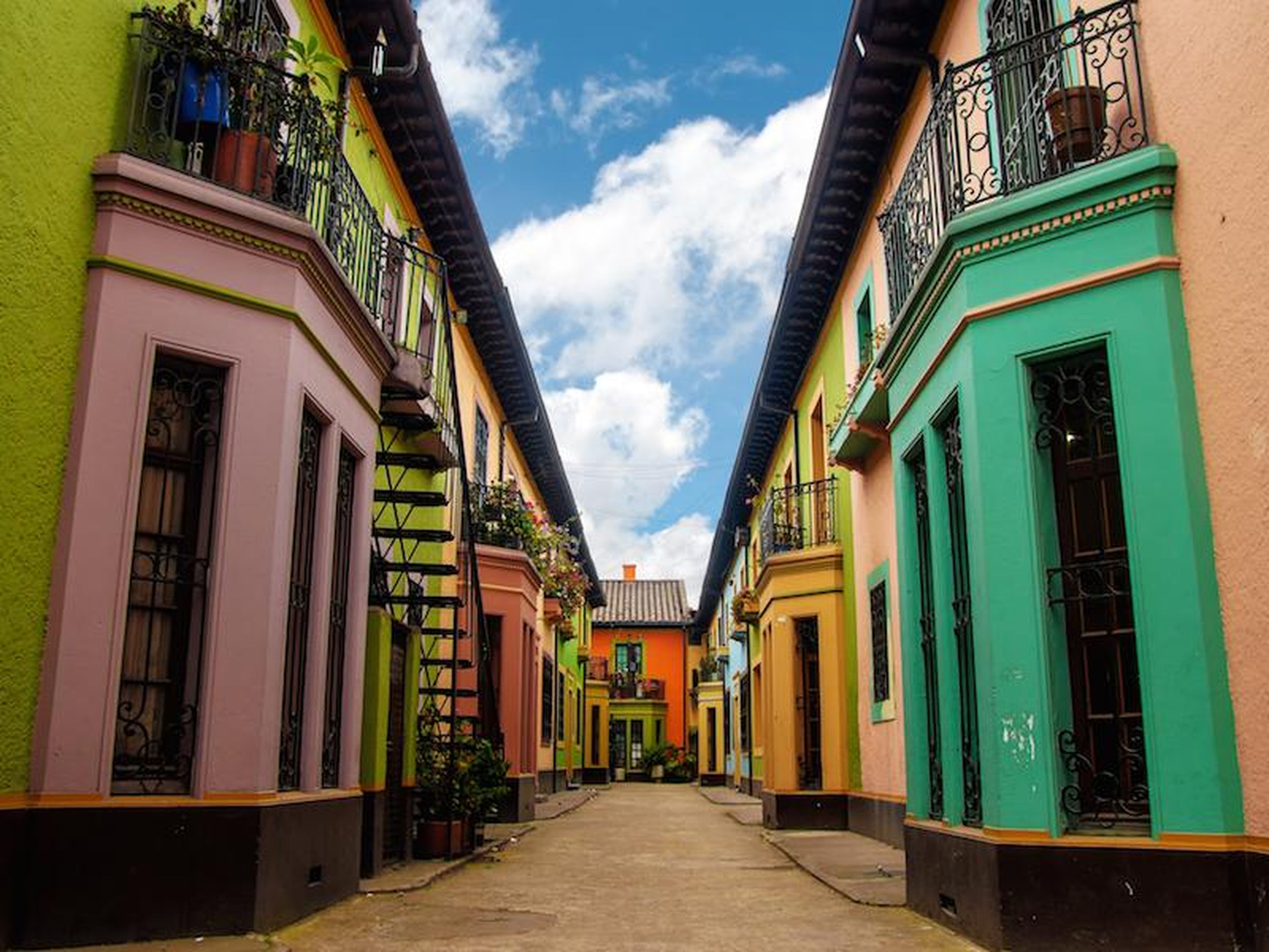 Bogotá, Colombia, es conocida por su vibrante cultura y sus coloridos edificios coloniales.