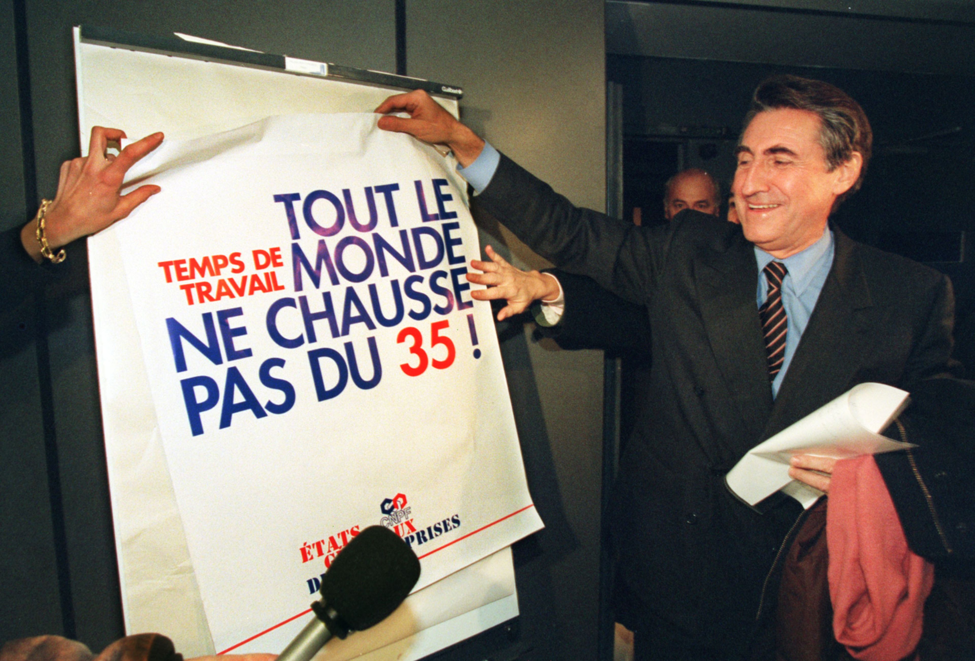 Un cartel anuncia la entrada en vigor de la semana laboral de 35 horas en Francia