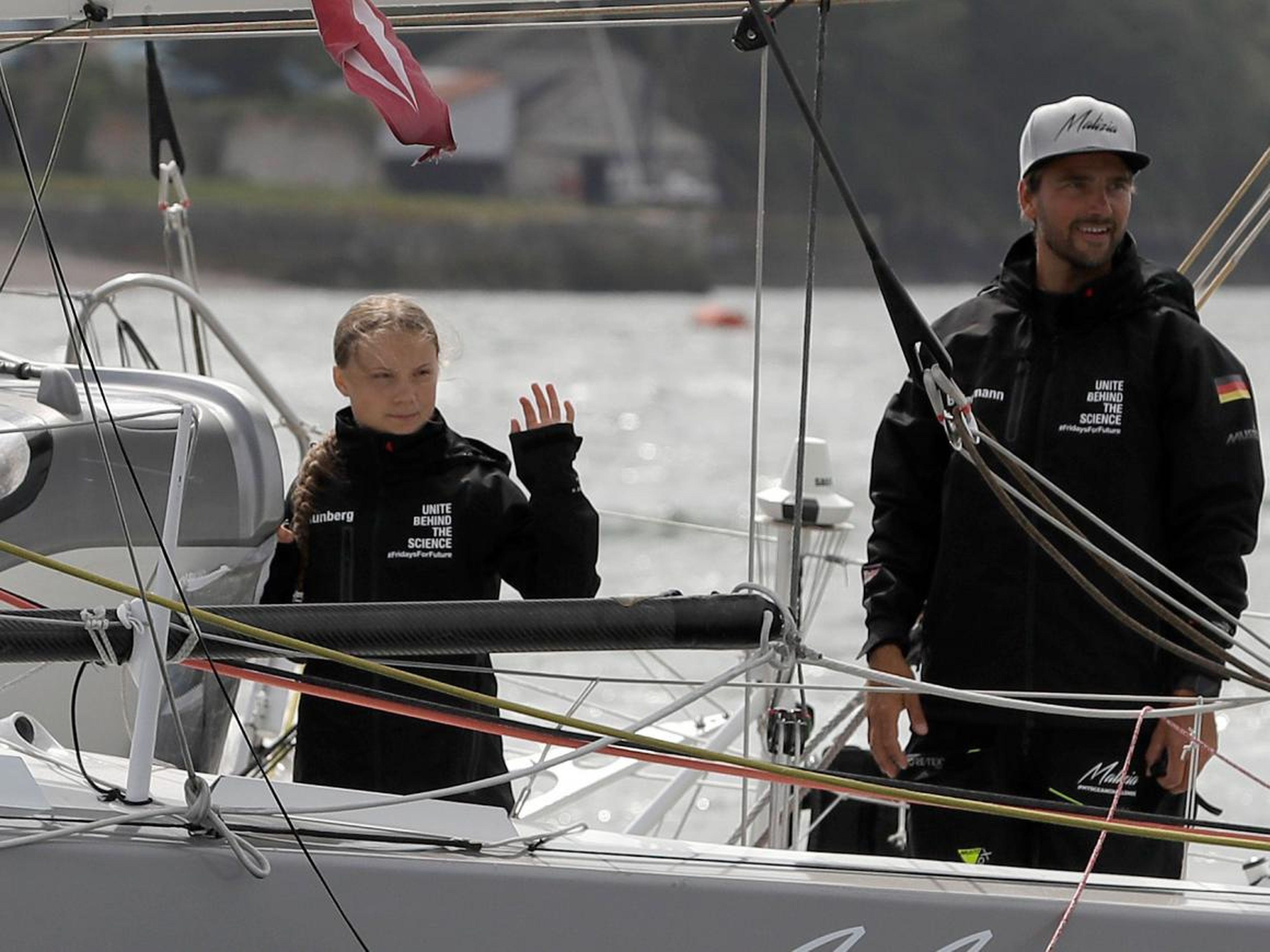 Greta Thunberg y Boris Herrmann, patrón de la embarcación Malizia II, en Plymouth, Inglaterra, el miércoles 14 de agosto de 2019.
