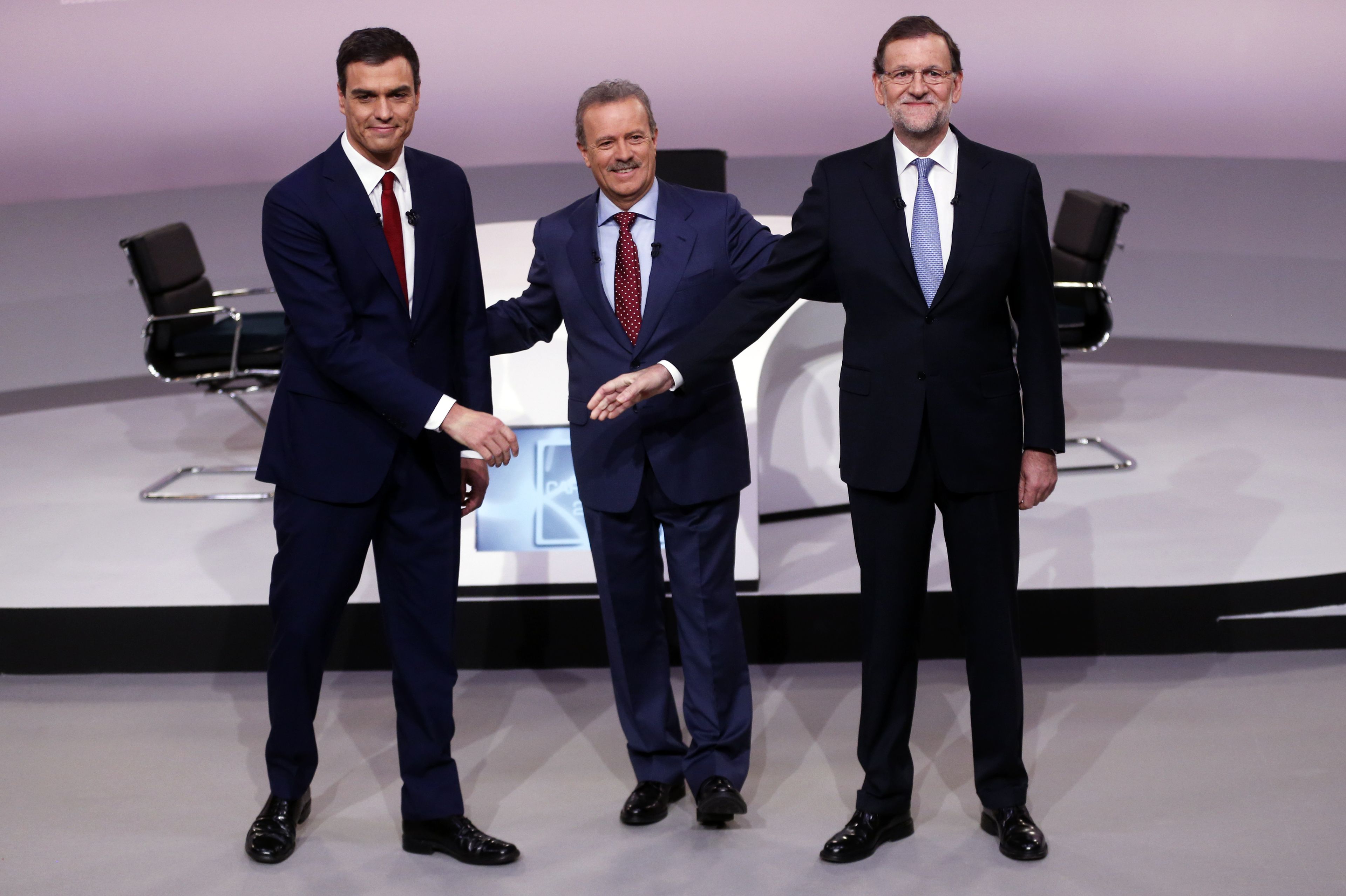 Manuel Campo Vidal modera el debate entre Pedro Sánchez y Mariano Rajoy en 2015.
