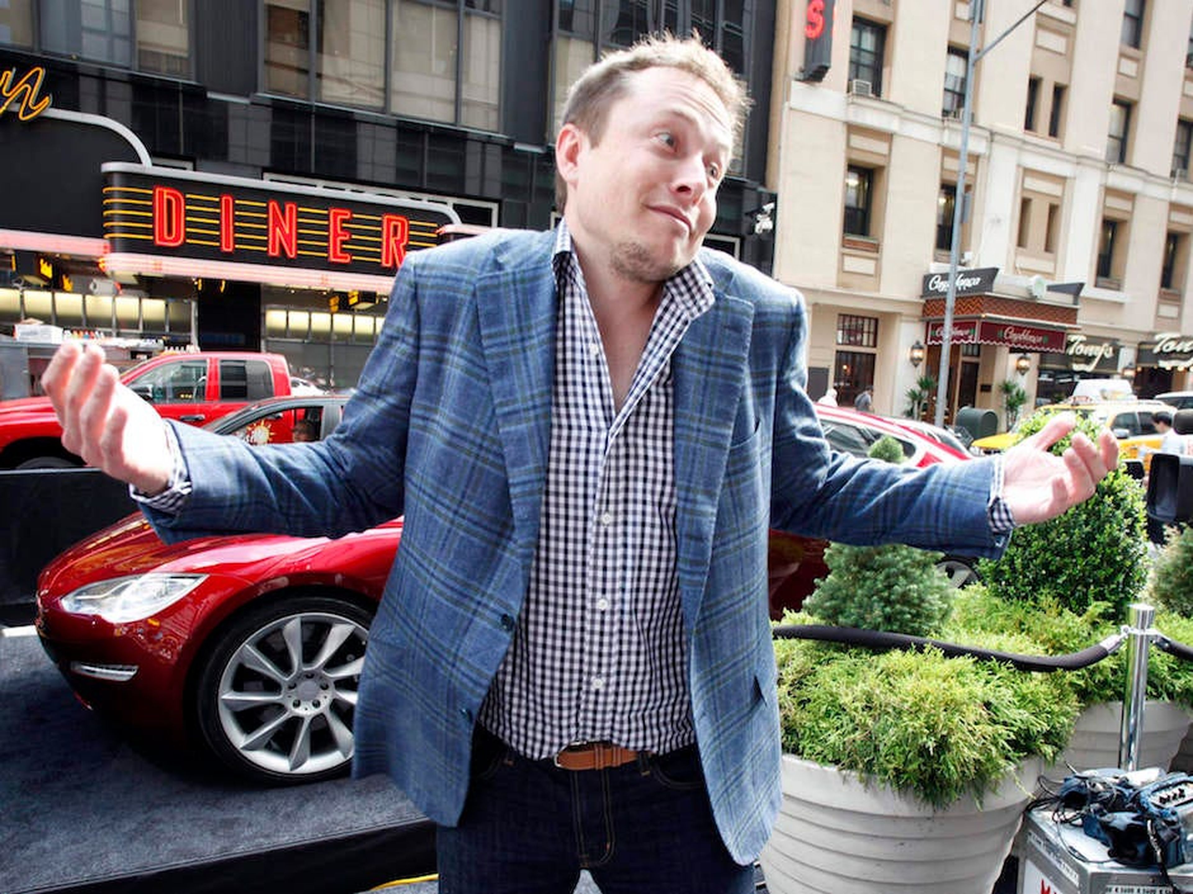 Elon Musk en la calle