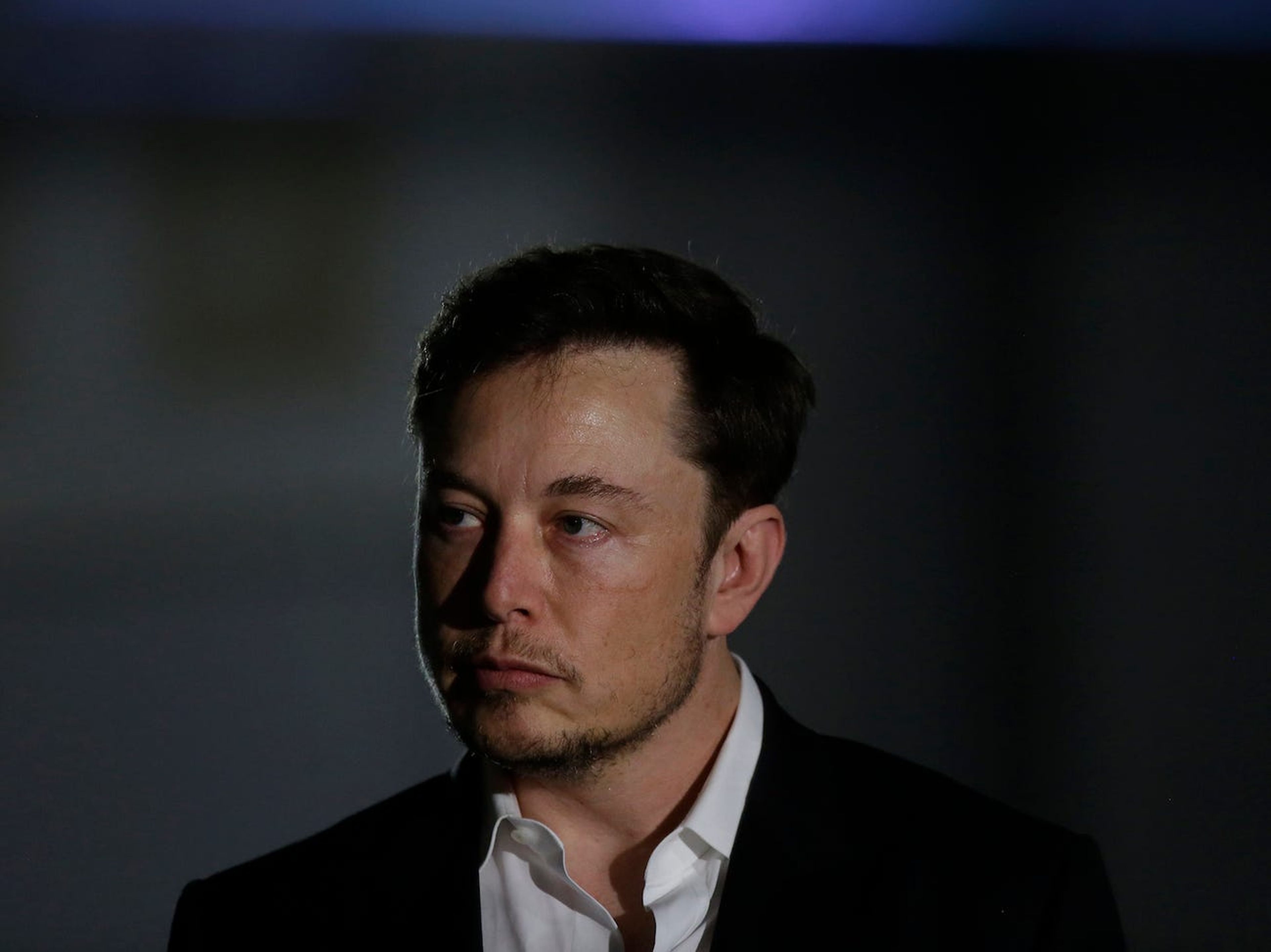 Elon Musk, CEO de Tesla, con gesto serio