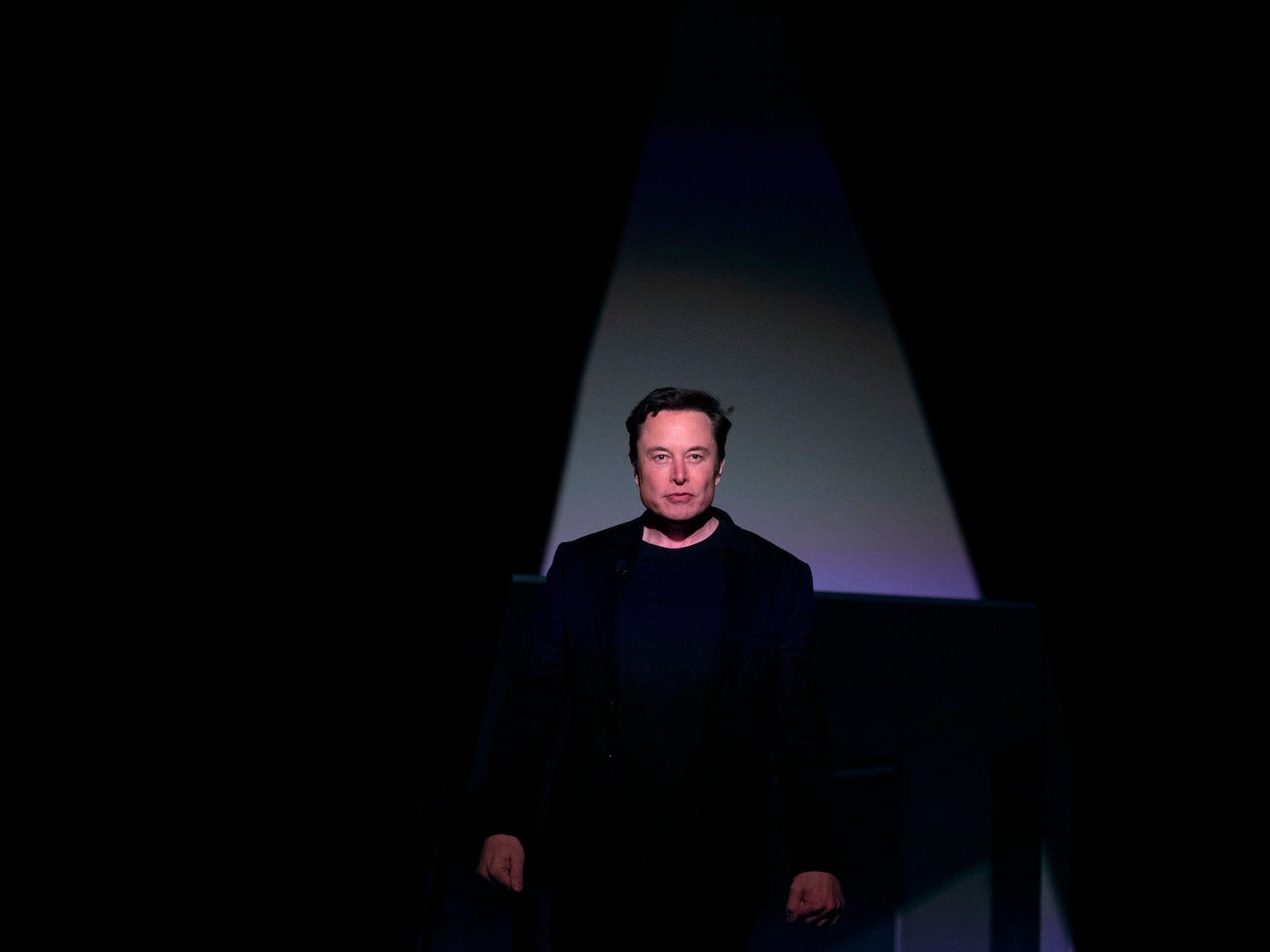 Elon Musk, CEO de Tesla, sube al escenario para presentar el Model Y.