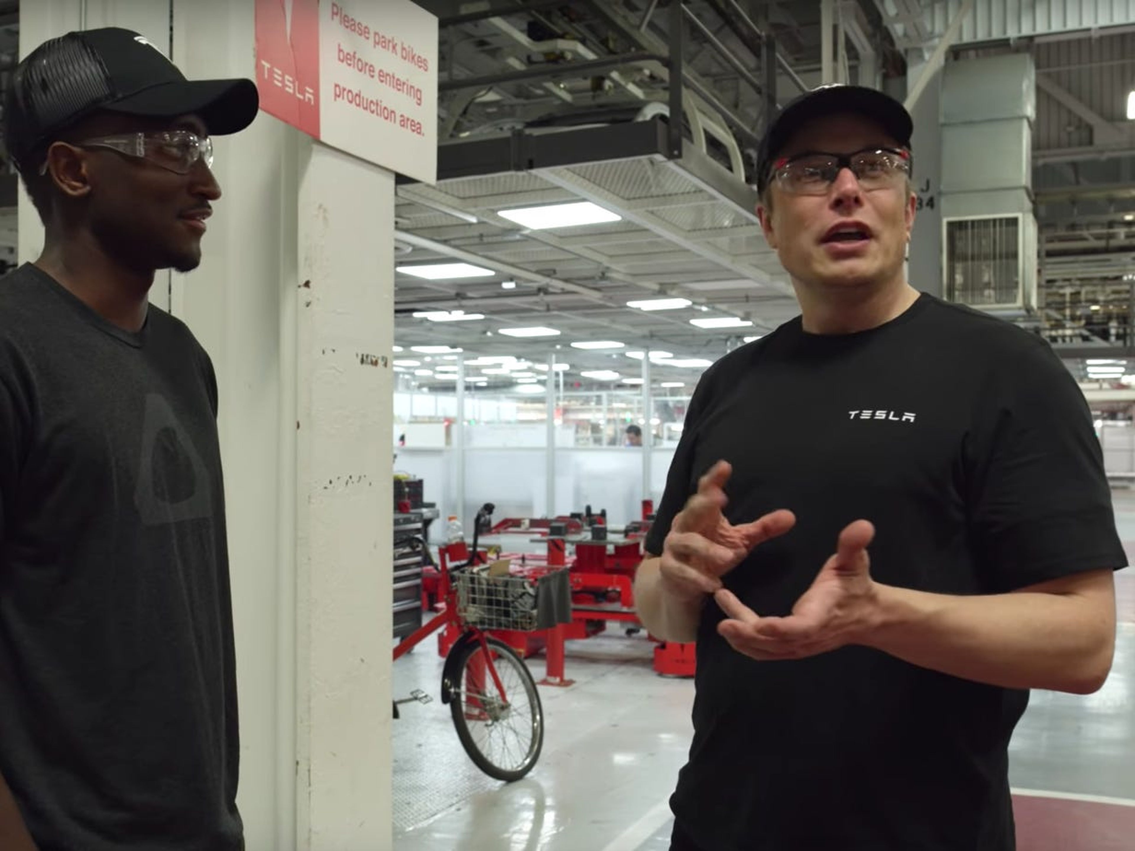 Elon Musk muestra al youtuber Marques Browne la gigafábrica de Tesla.
