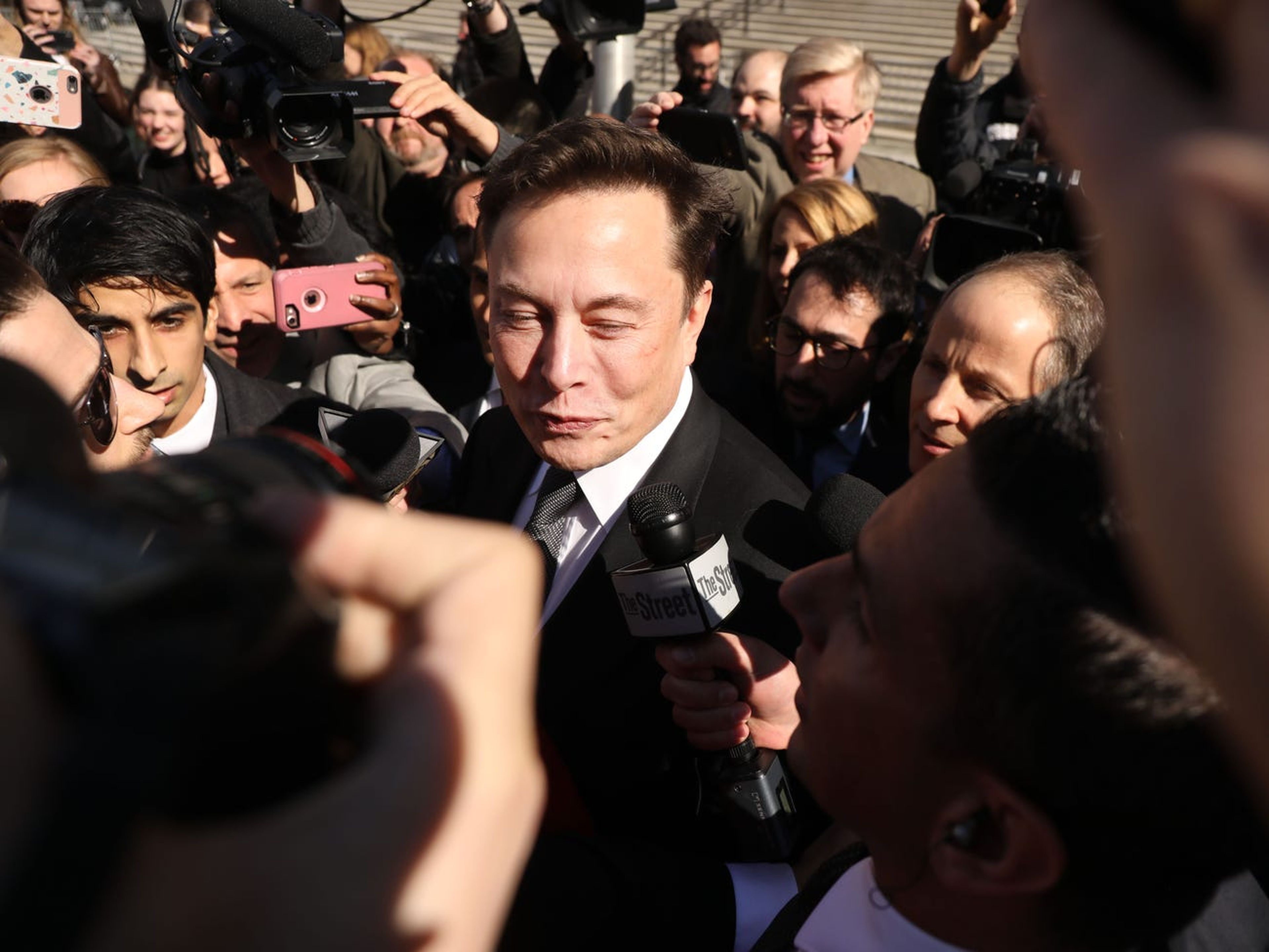 Elon Musk rodeado de periodistas