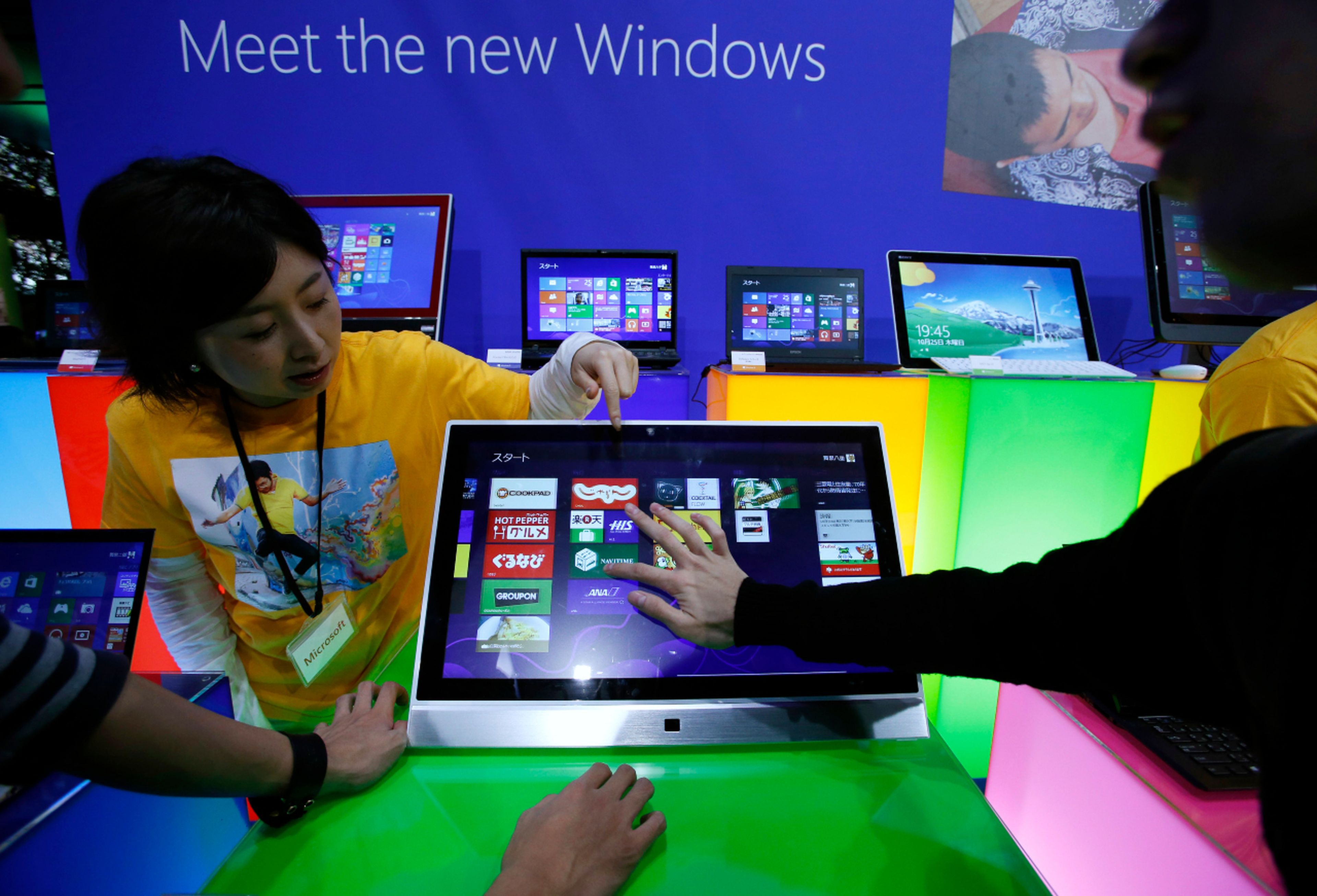 Una empleada de Microsoft Japan enseña un sistema operativo en una feria