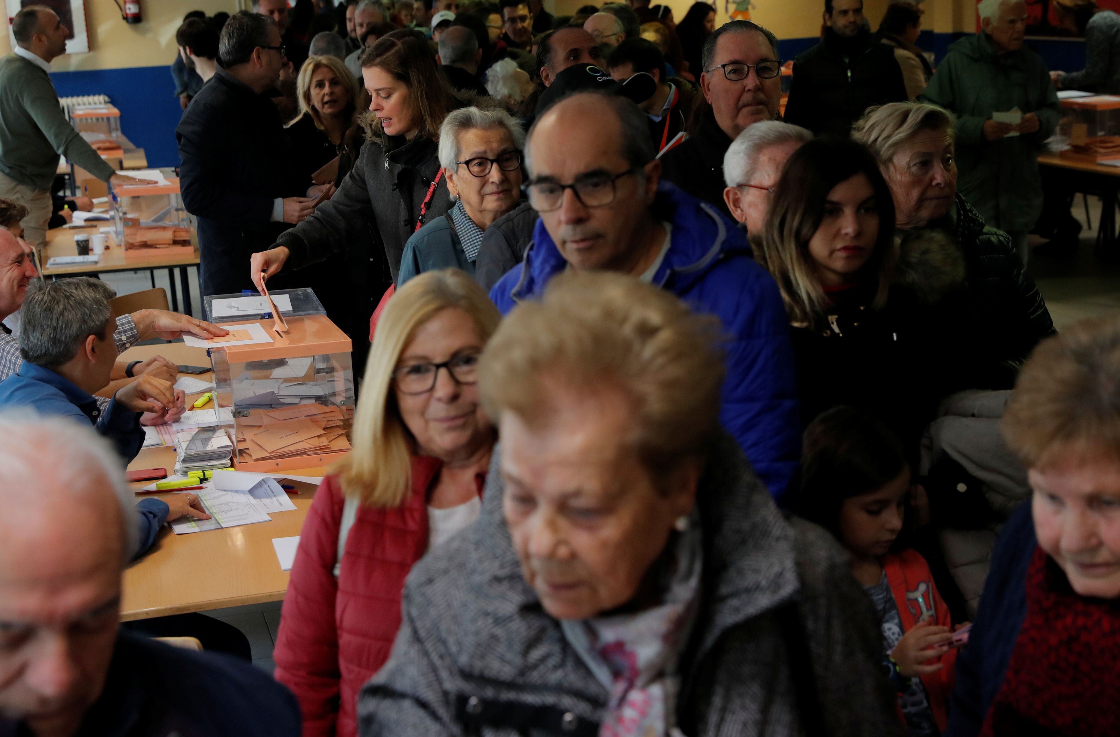 Españoles votando durante las elecciones generales del 10-N