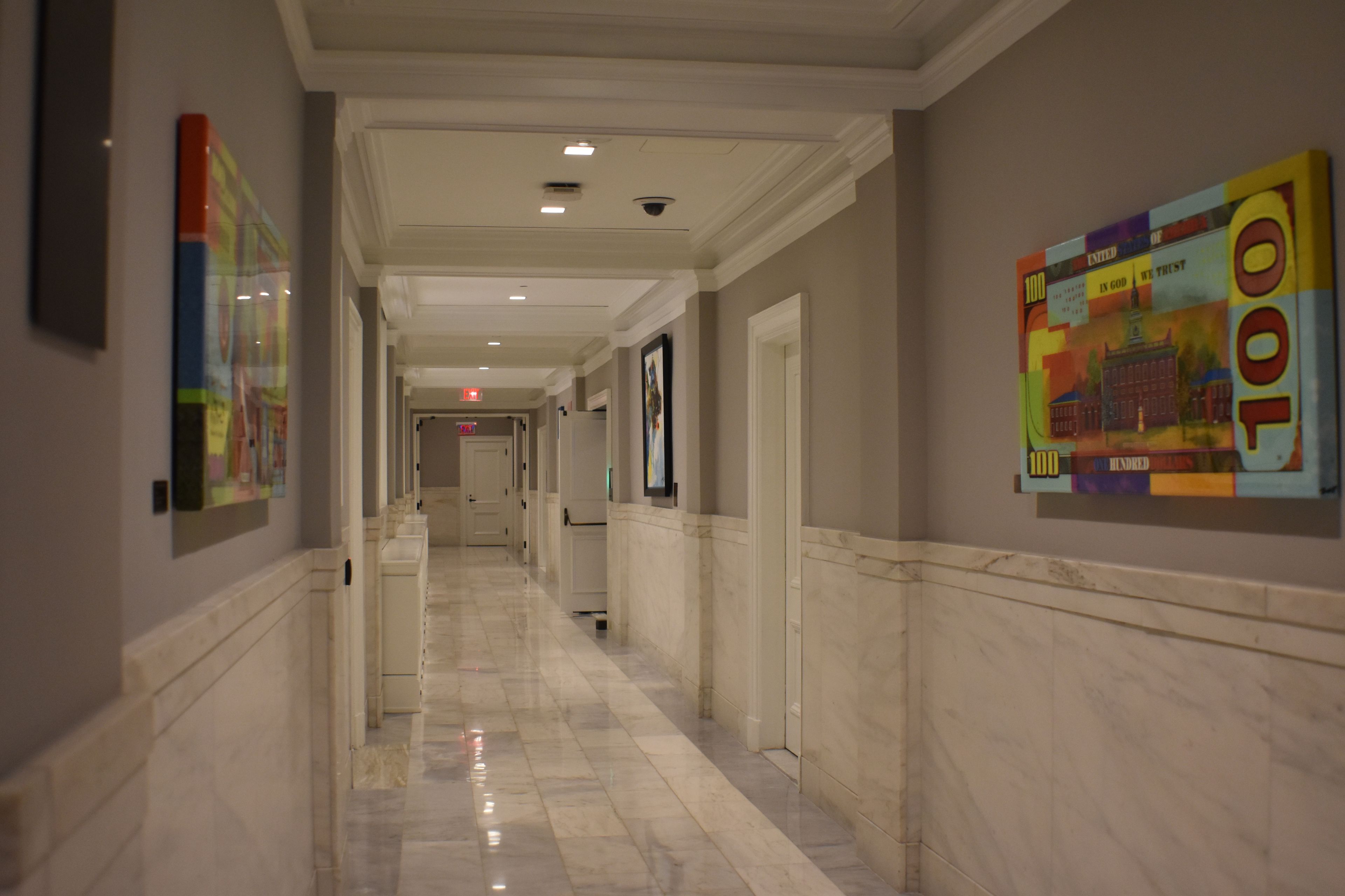 La estética moderna de los pasillos con guiños a la filosofía capitalista es otro de los atractivos en los pasillos interiores de la bolsa de Estados Unidos.