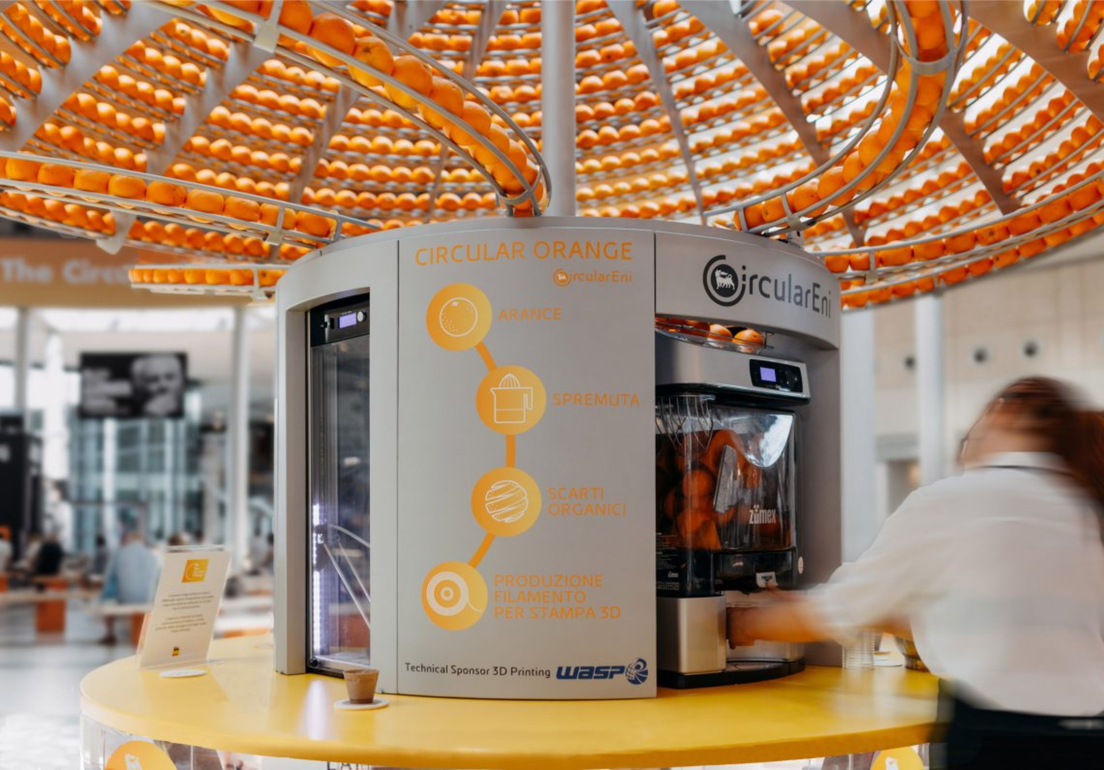 el estudio italiano Carlo Ratti para diseñar un exprimidor que convierte los residuos de cáscara de naranja en bioplásticos impresos en 3D.
