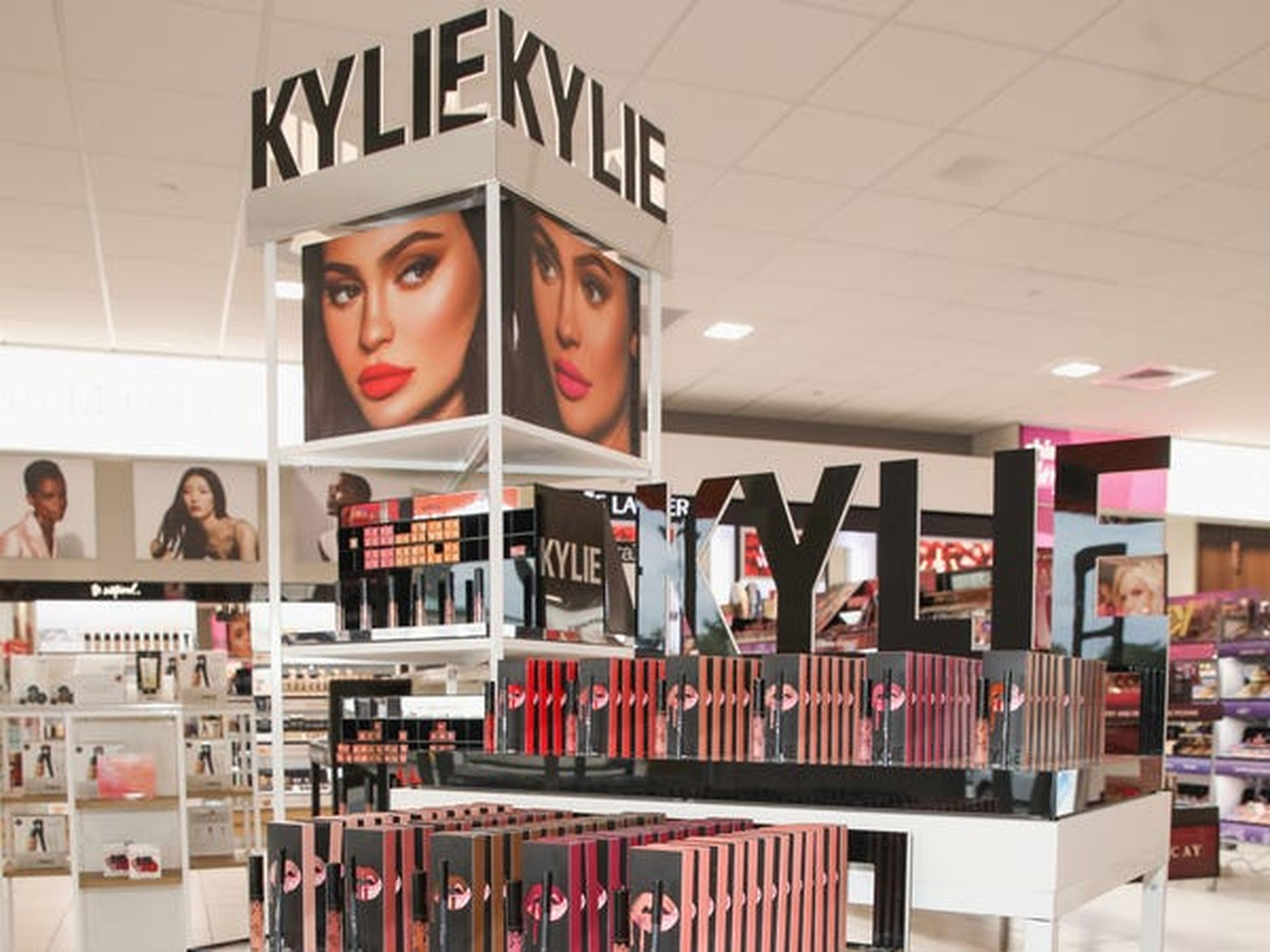 Una exhibición de Kylie Cosmetics en un local de Ulta Beauty en Houston, Texas el 18 de noviembre de 2018 en Houston, Texas.