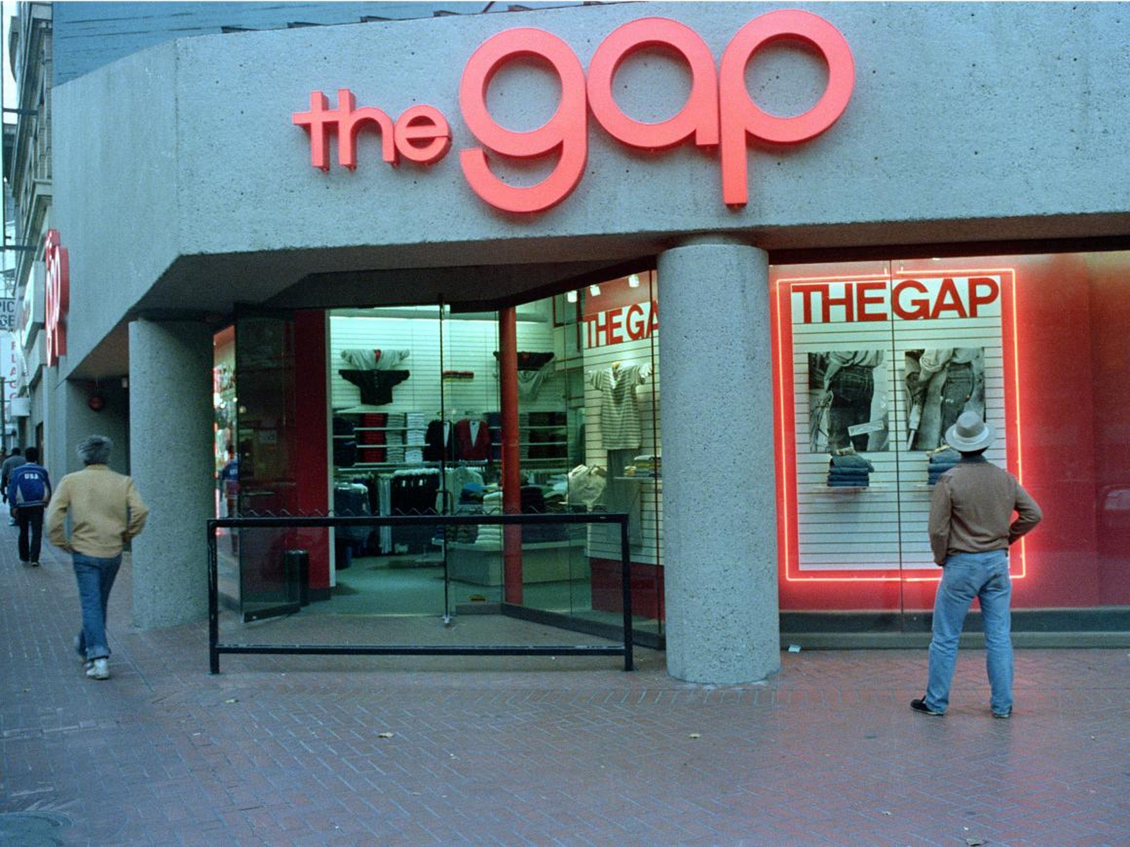 La gente pasa junto a una tienda Gap en Market Street en San Francisco, California, el 25 de septiembre de 1987.