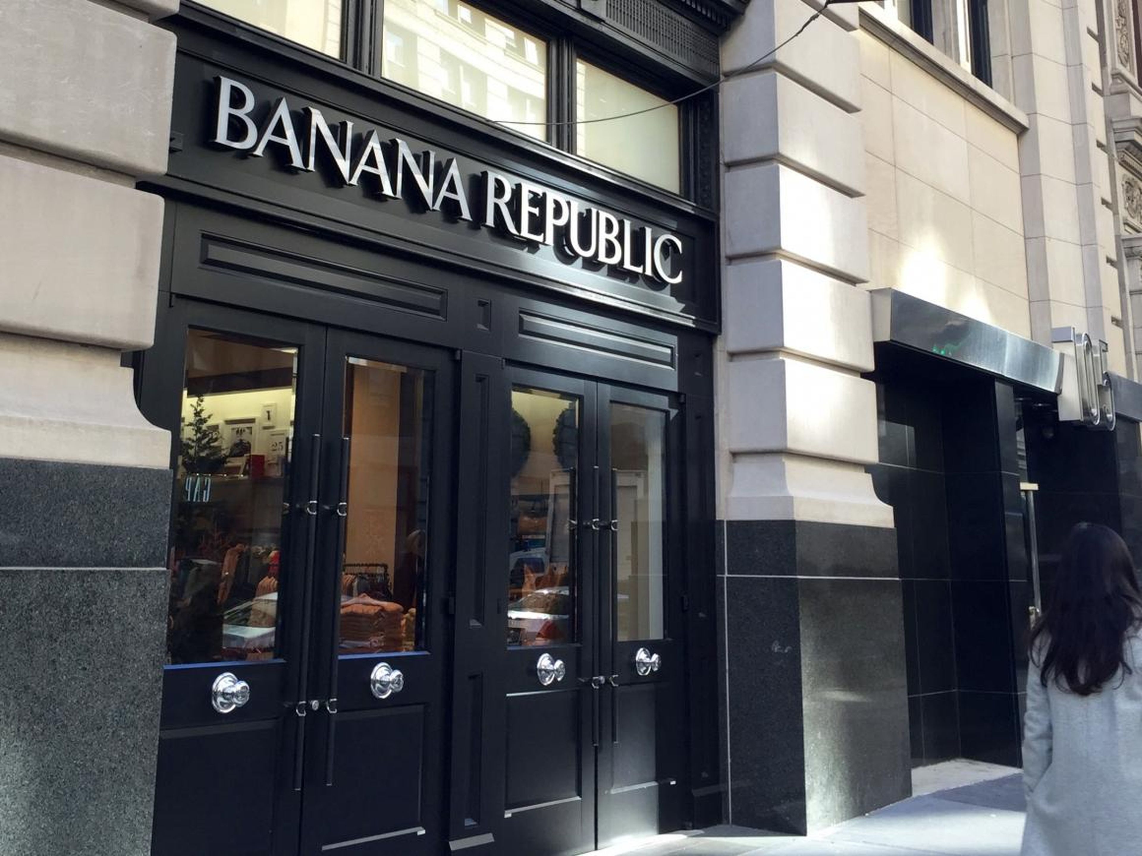 A medida que Gap crecía, comenzó a valorar adquirir nuevas marcas o crear firmas propias. En 1983, Gap compró Banana Republic.