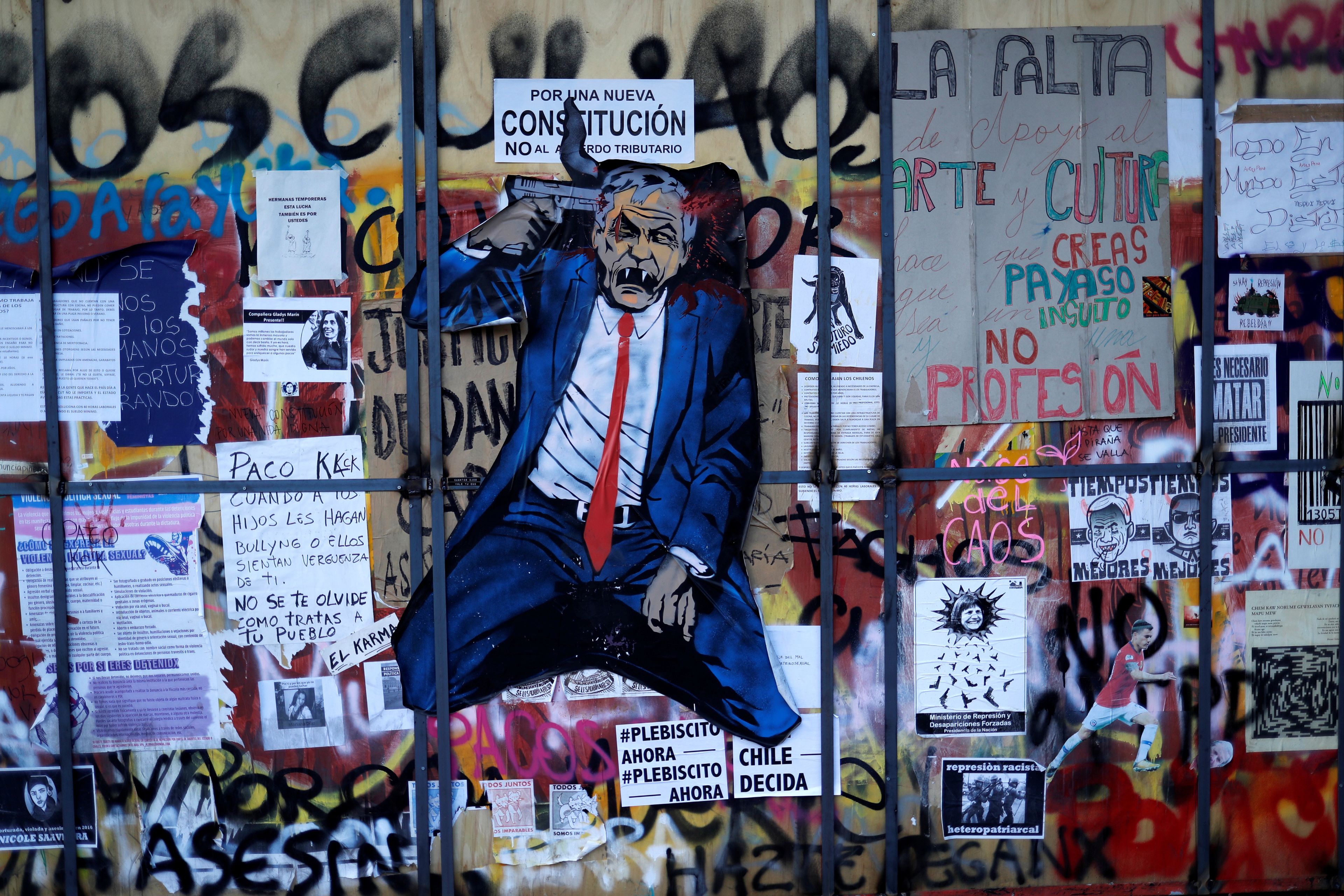 Grafitis contra Piñera y a favor de una Constitución en Chile.