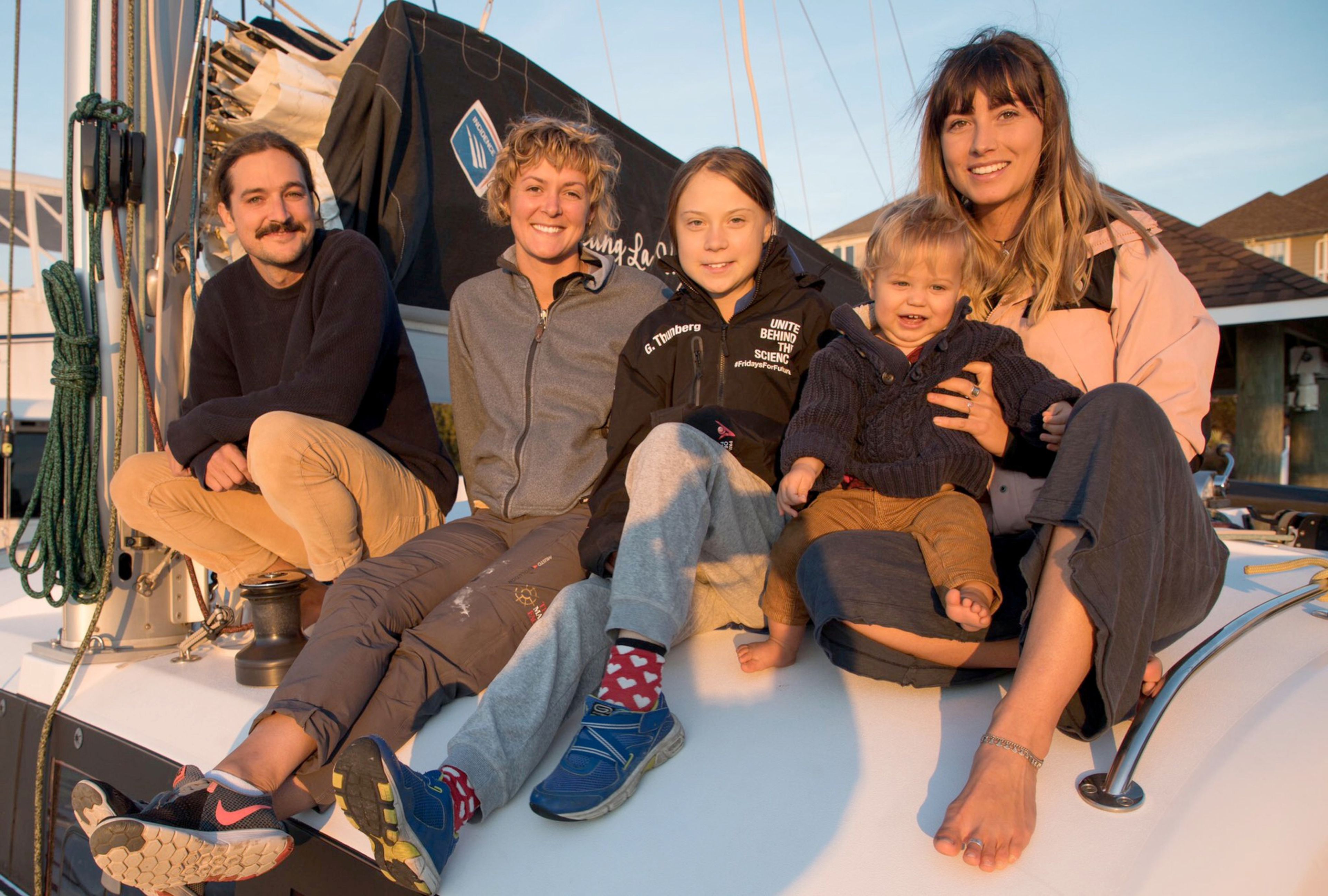 Greta Thunberg con la tripulación de Le Vagabonde, el catamarán con el que cruzará el Atlántico para asistir al COP25