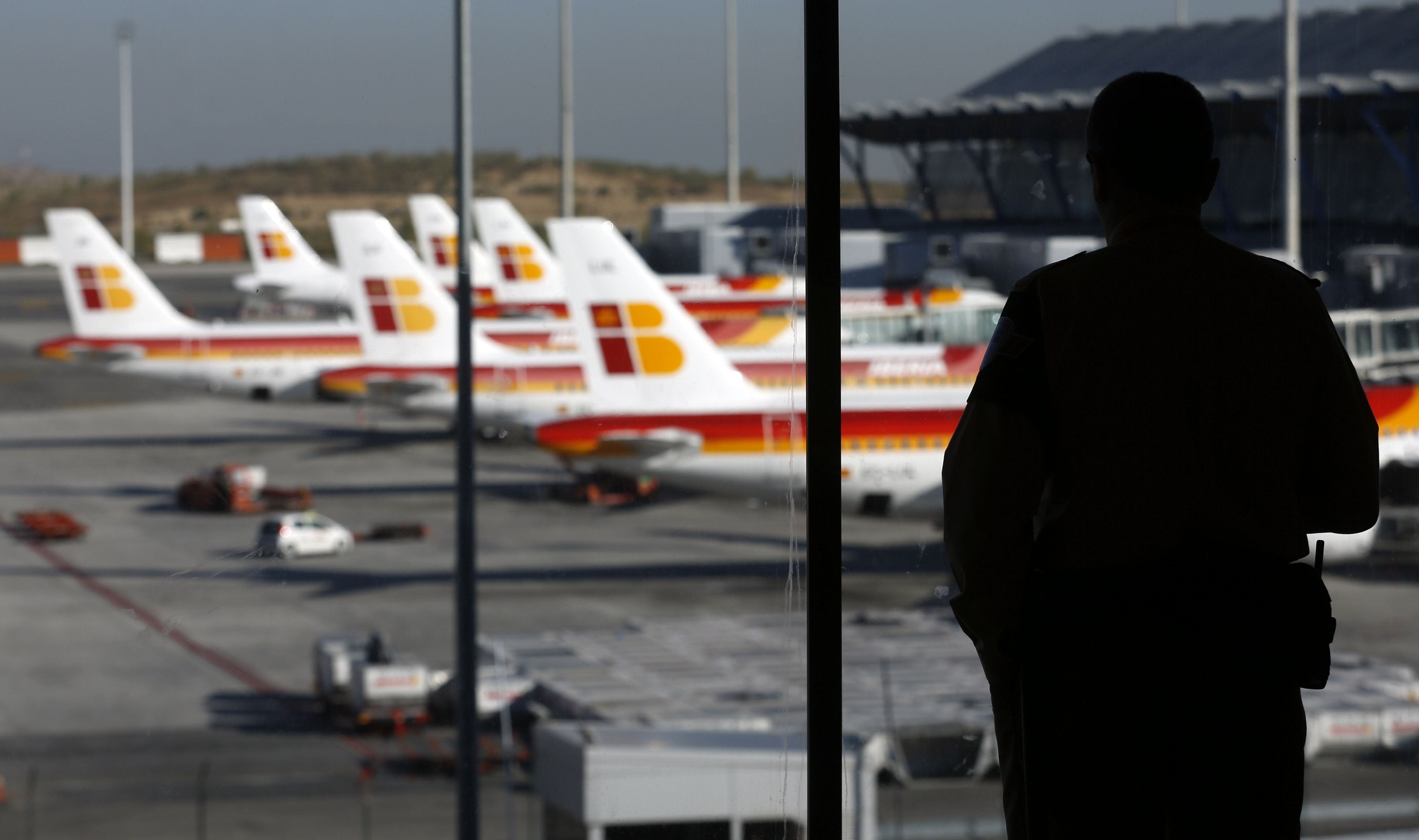 Un hombre observando aviones de Iberia.