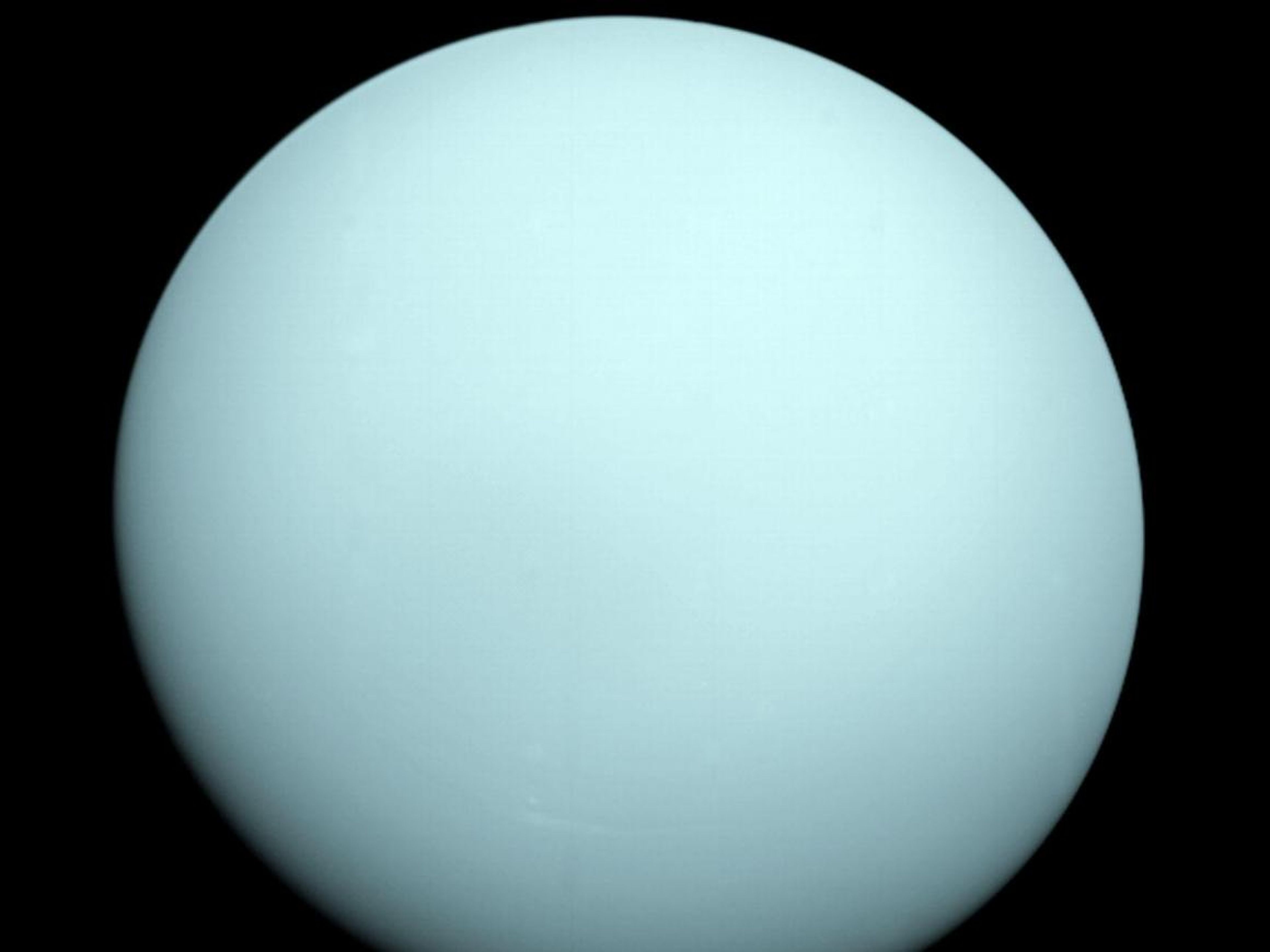 Fotografía de Urano tomada por la Voyager 2 el 14 de enero de 1986 a una distancia de 13 millones de kilómetros.