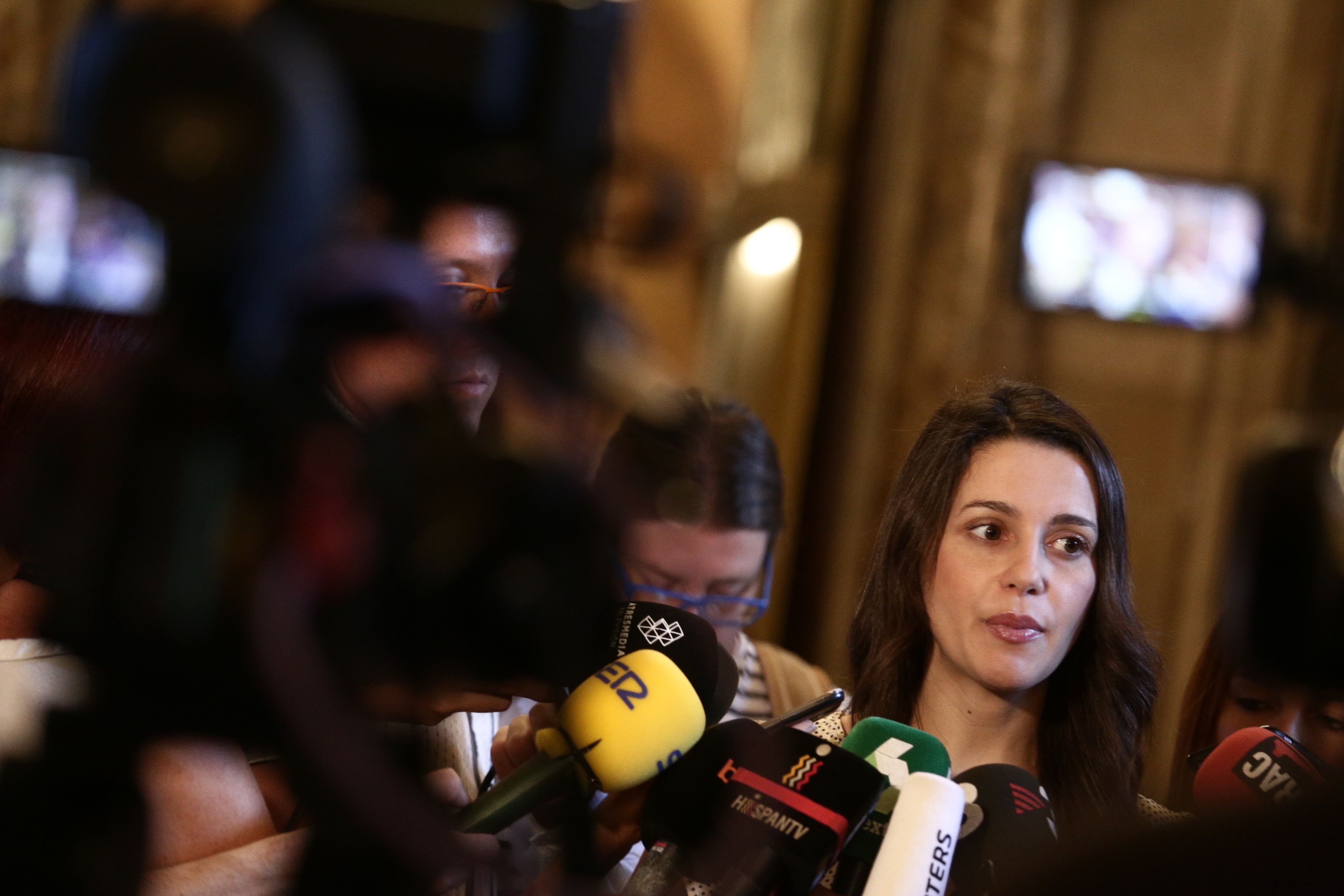 Inés Arrimadas da una rueda de prensa en el Parlament.