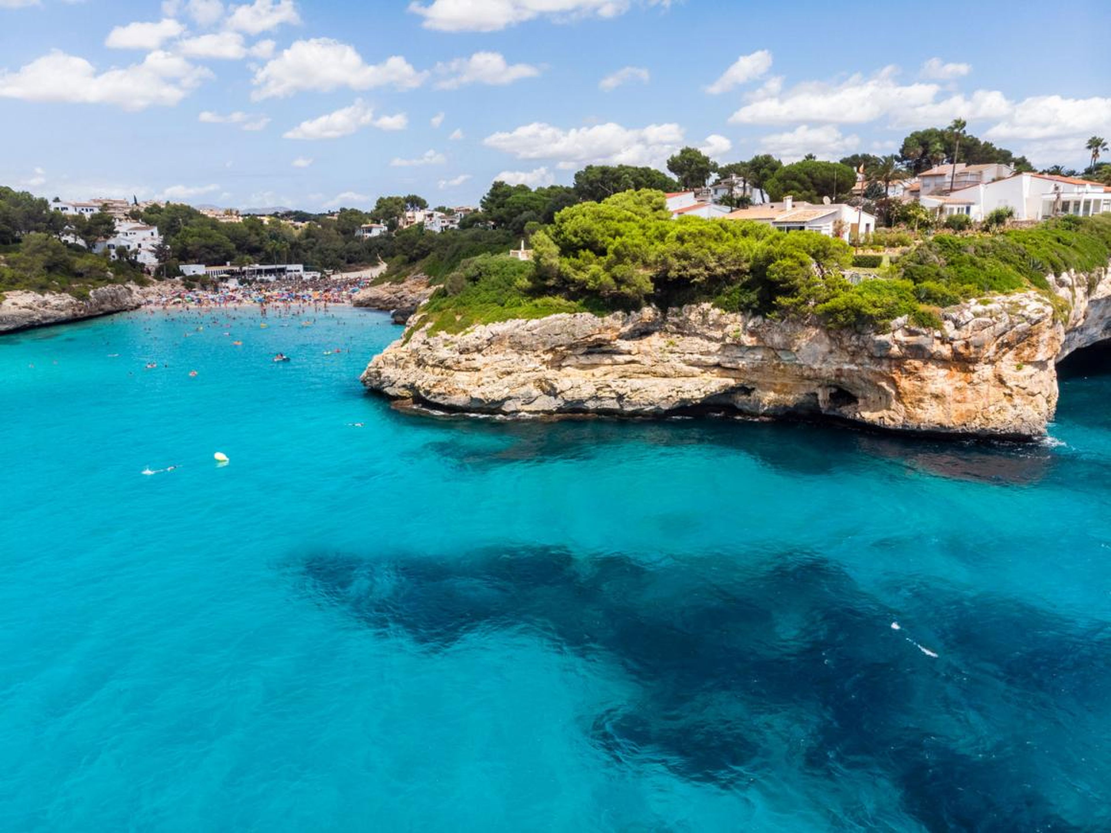 Mallorca, España, tiene playas, calas y más.