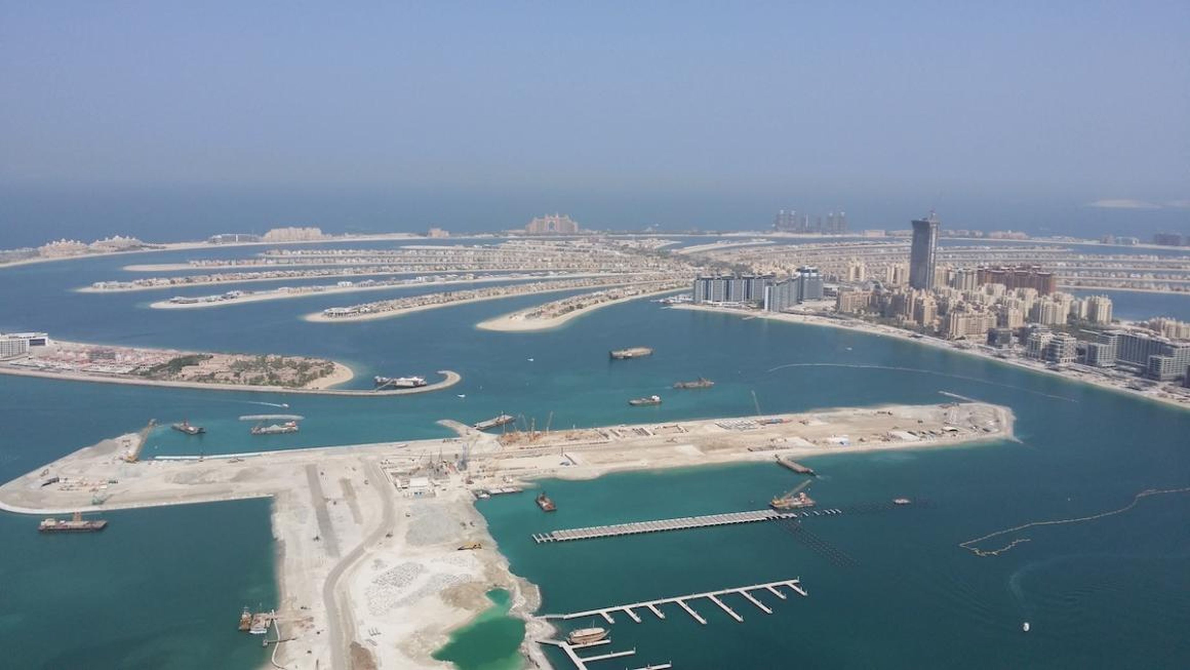 La vista desde la cocina de un ático del piso 88 en la Princess Tower de Dubai.