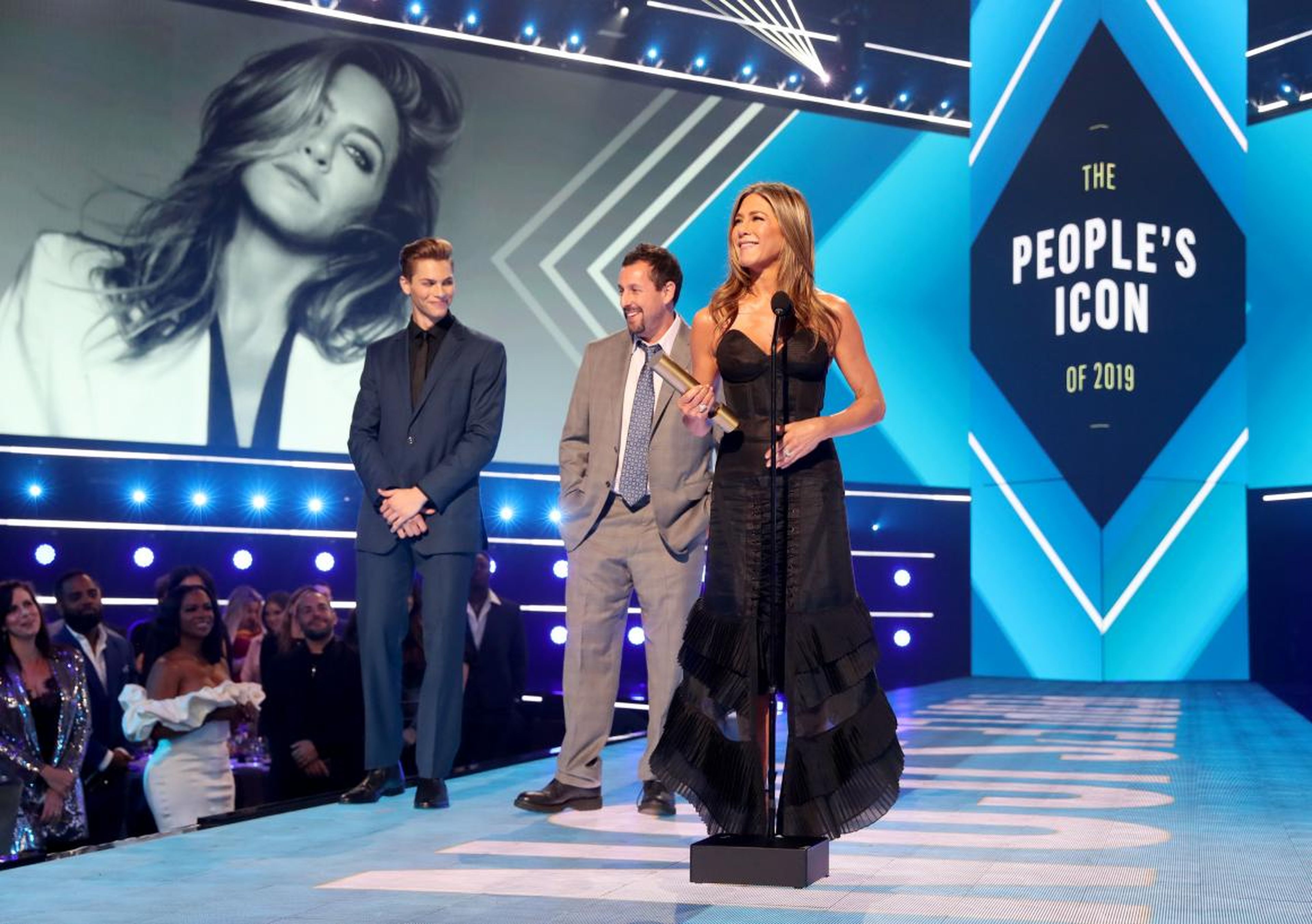 Jennifer Aniston ganó el People's Icon Award por sus logros profesionales en los People's Choice Awards el 10 de noviembre.