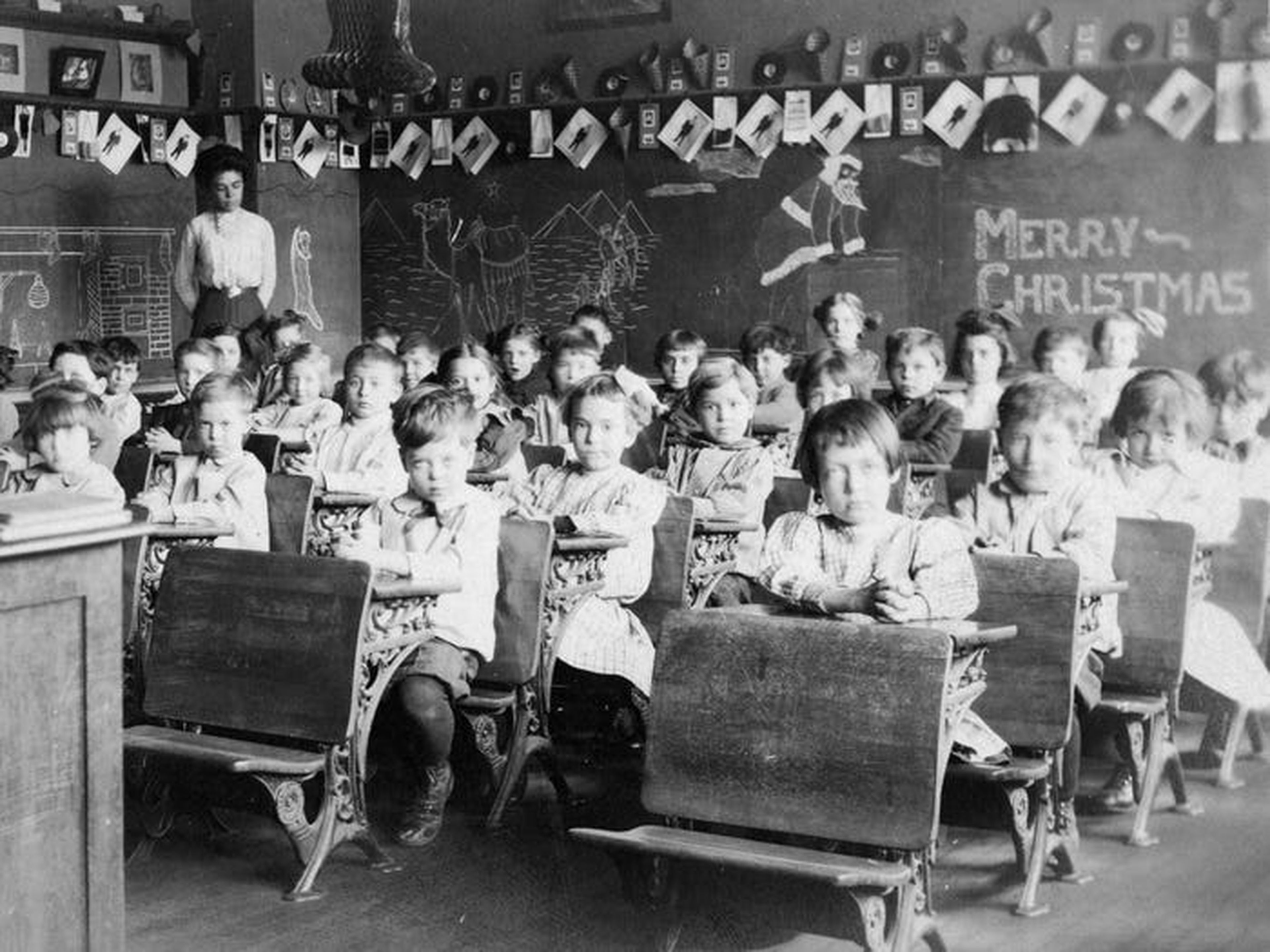 Jóvenes estudiantes en un aula, en 1920.