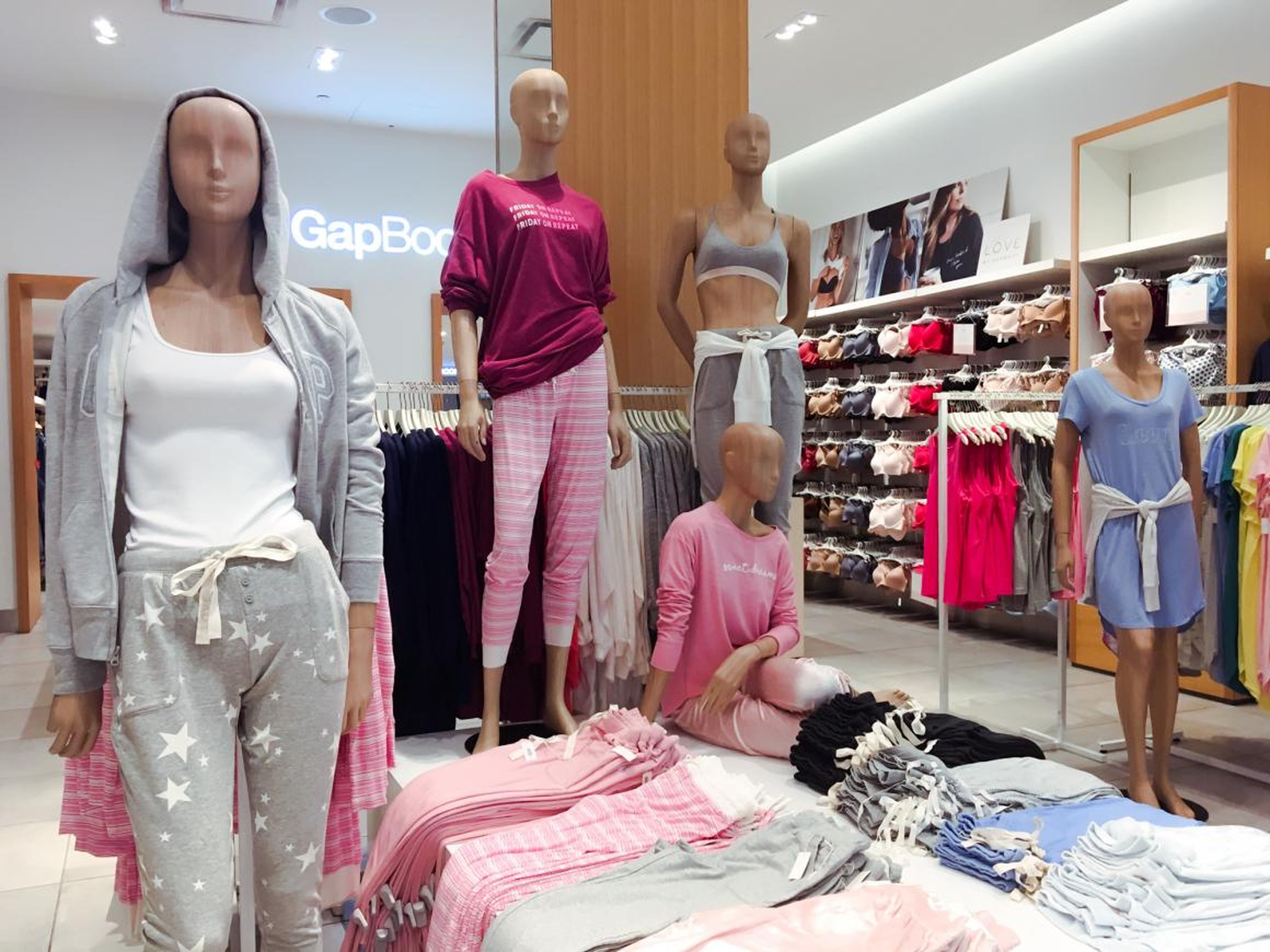 Más tarde, Gap también abrió GapBody para ropa íntima y deportiva y BabyGap para ropa de bebé.