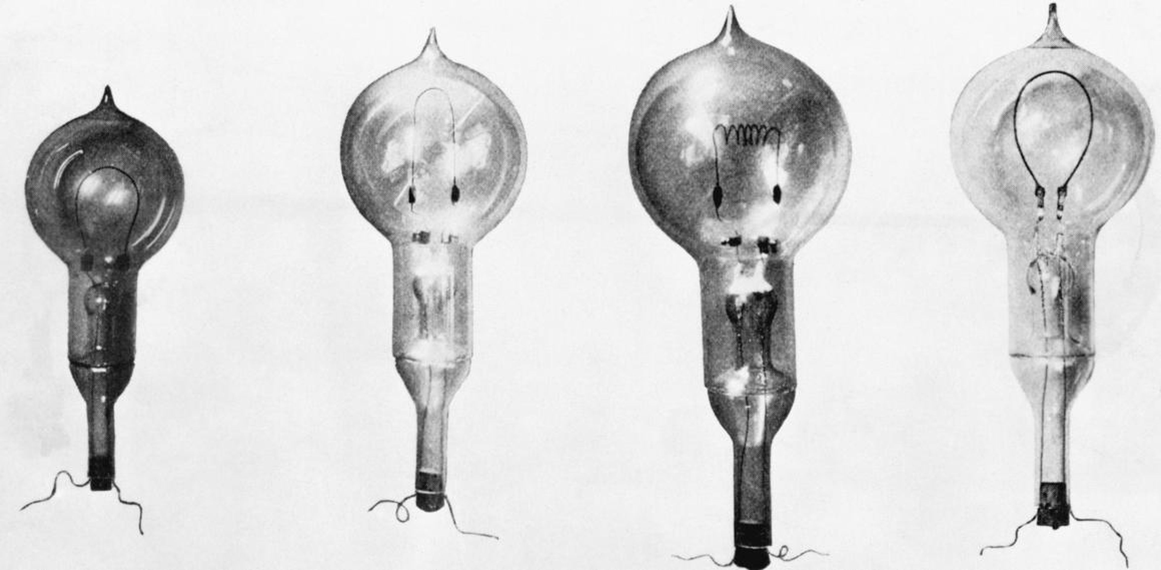 Primeras bombillas, incluyendo la de Thomas Edison, la segunda de la derecha.