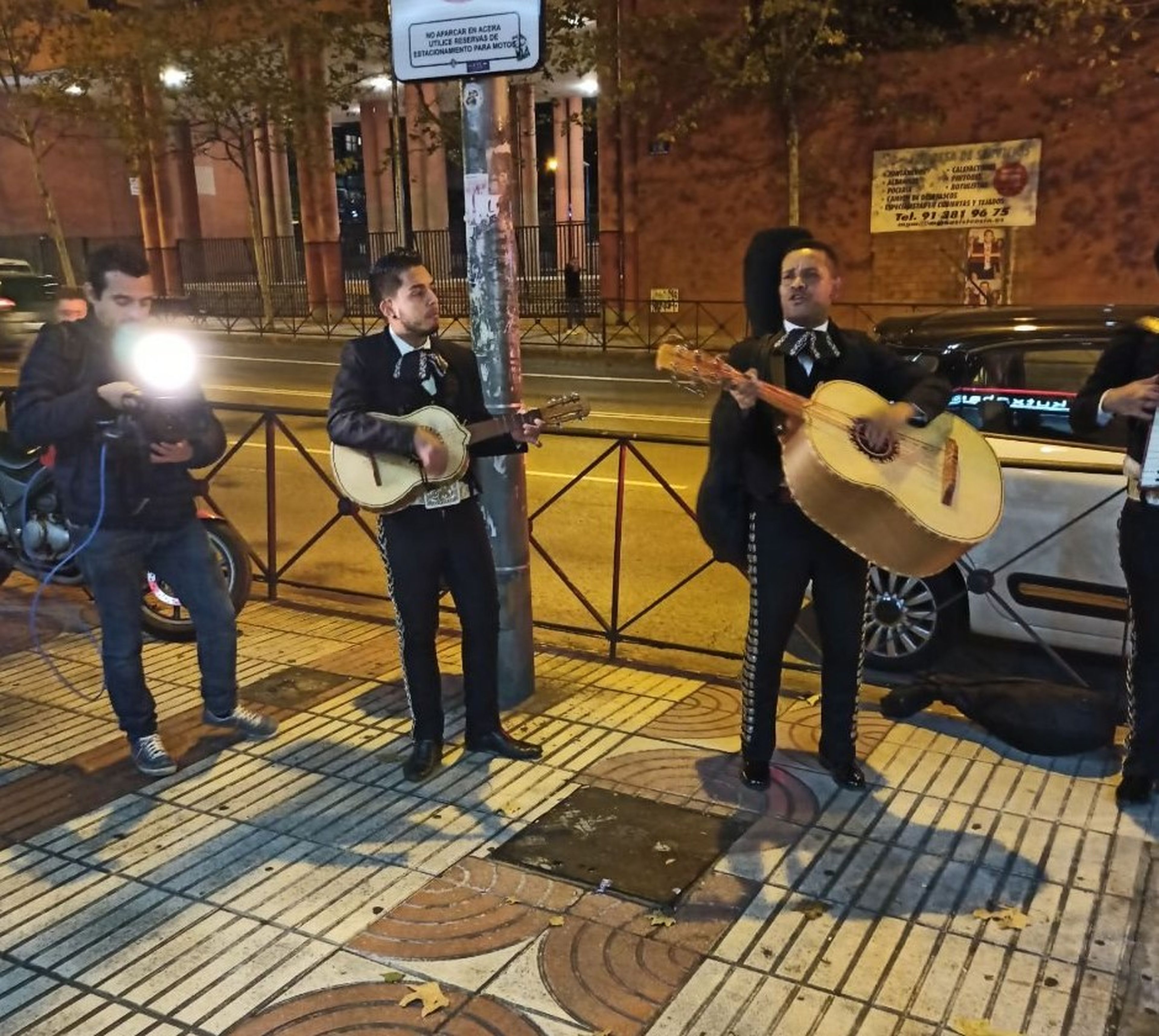 Los mariachis de Forocoches cantando frente a la sede de Ciudadanos.
