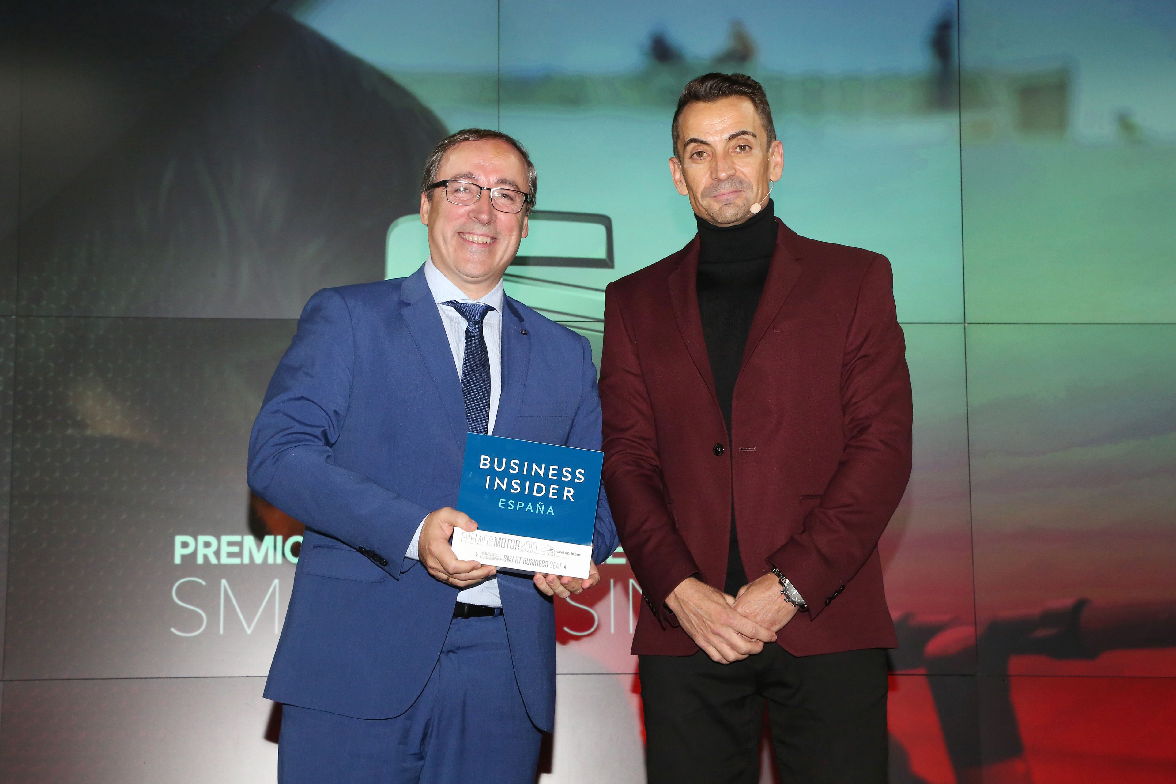 Mikel Palomera junto a Manuel del Campo, CEO de Axel Springer España y autor de esta entrevista, en la entrega del premio Smart Business a Seat el pasado noviembre