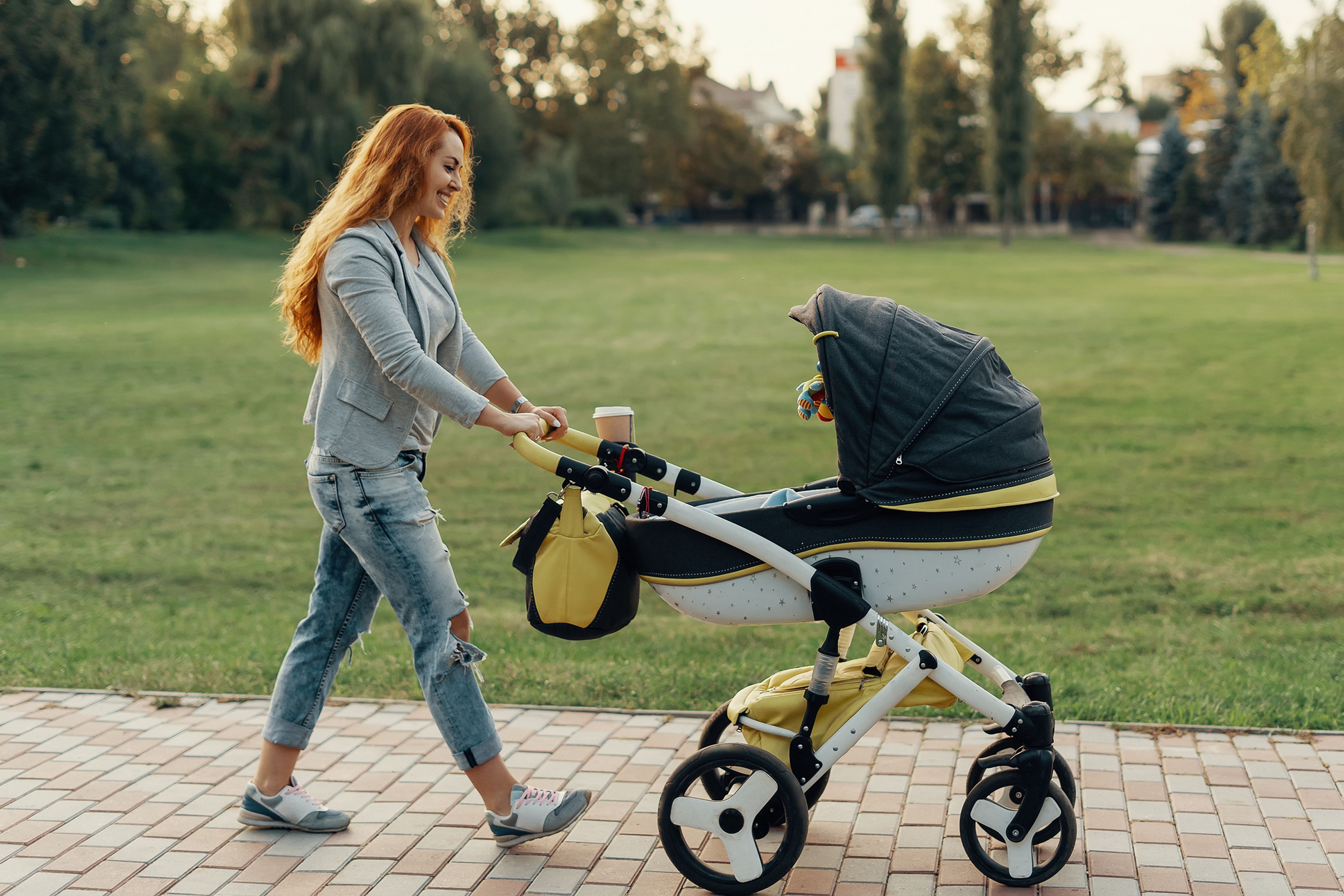 Mujer paseando con un carrito de bebé