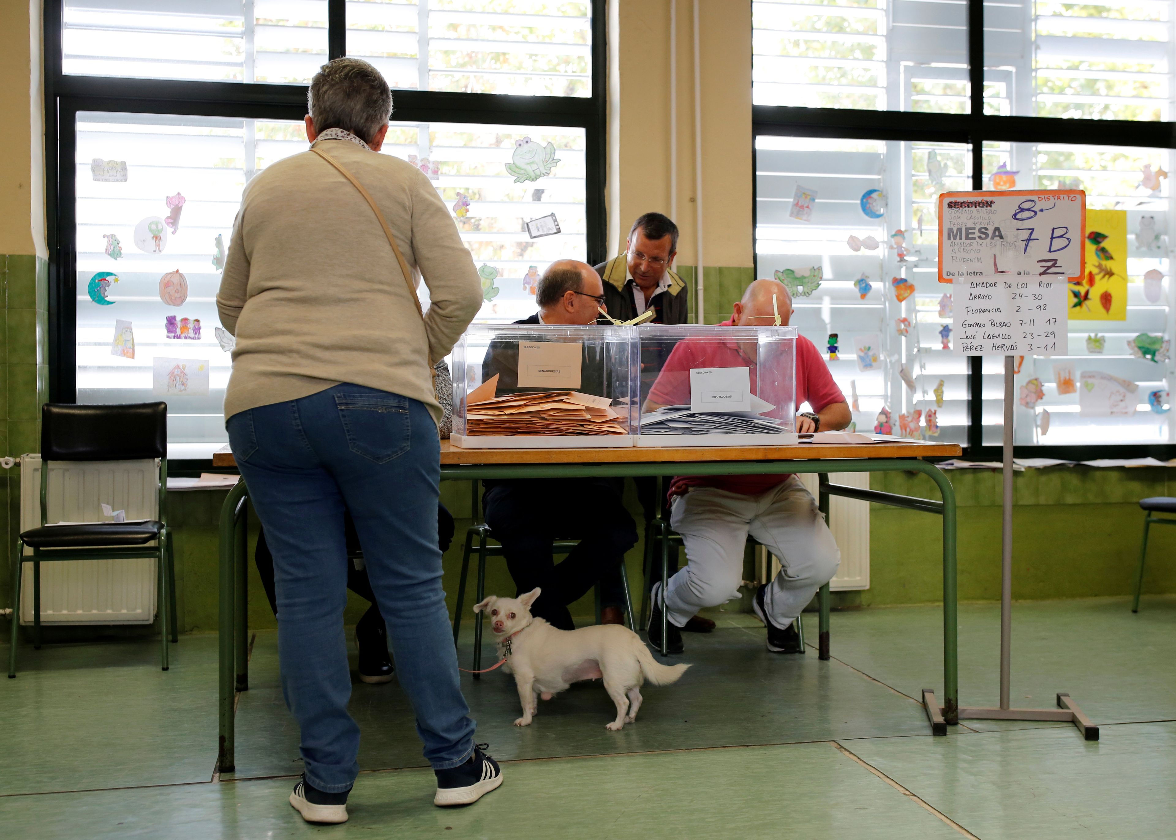 Una mujer votando durante las elecciones generales del 10-N de 2019 en Sevilla.