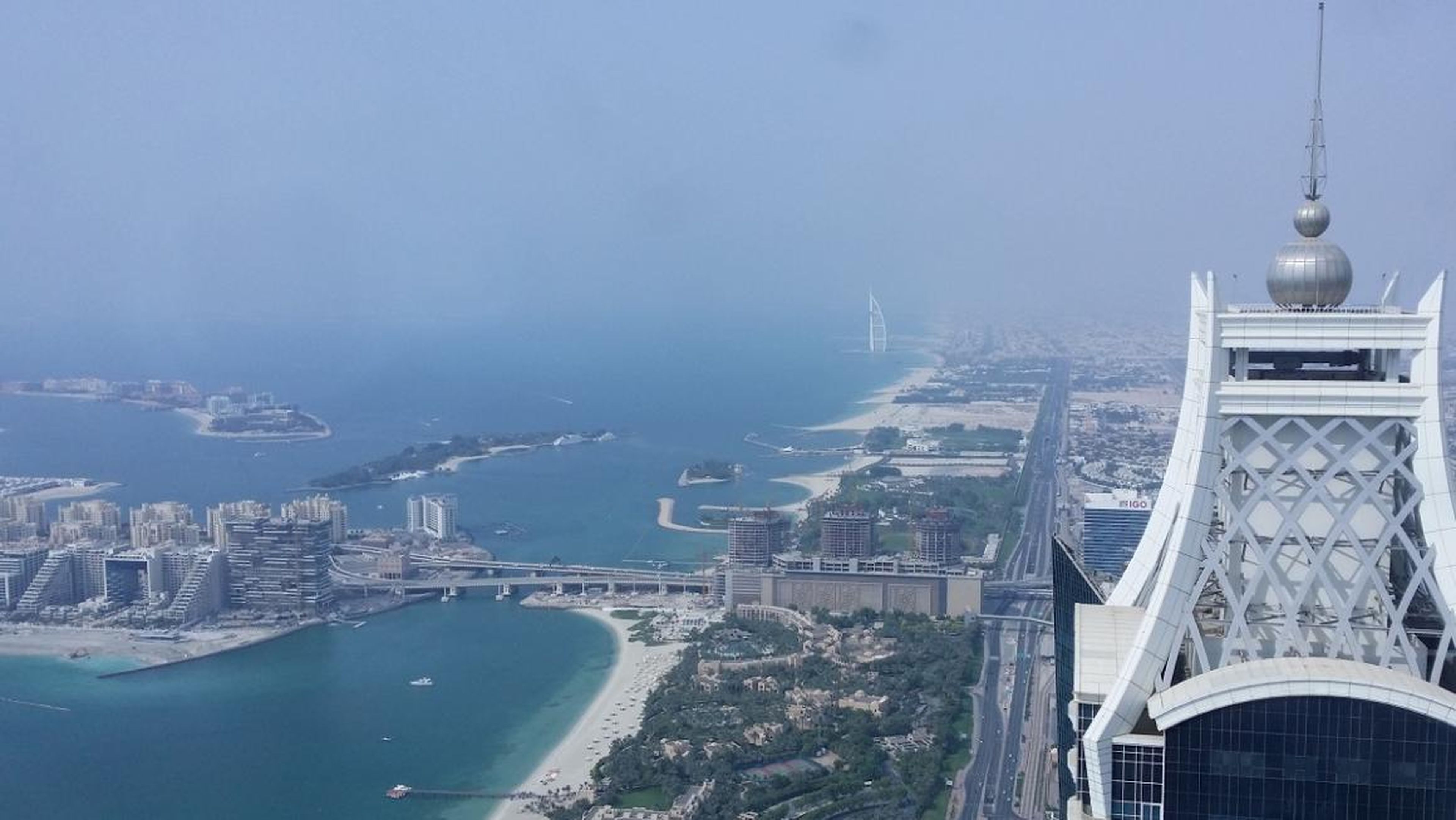 La vista desde el "sky lounge" en el piso 97 de la Princess Tower de Dubai.