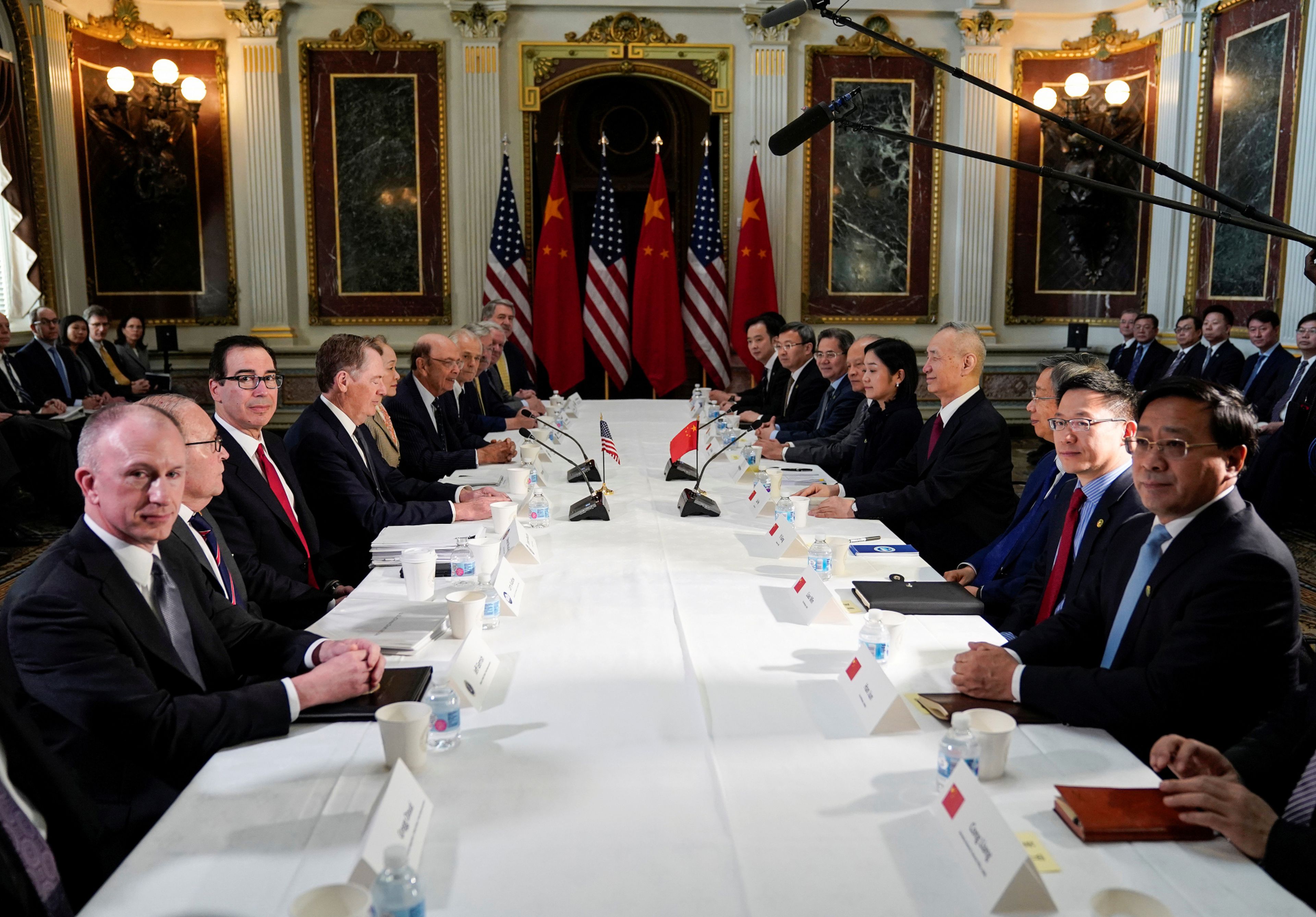 Los negociadores comerciales de EE.UU. y China durante una reunión en Washington