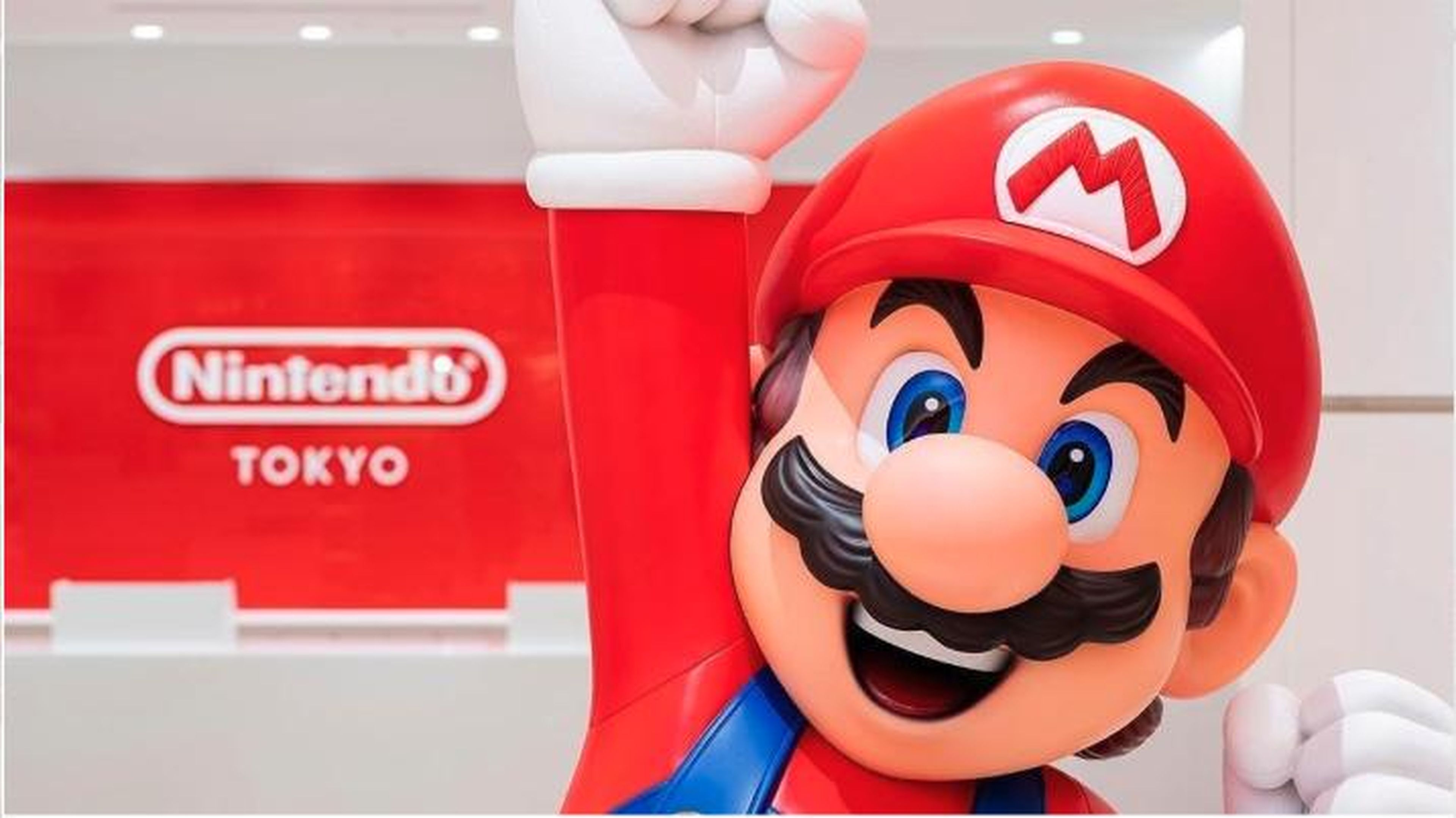 Super Mario da la bienvenida a los clientes a Nintendo Tokio.
