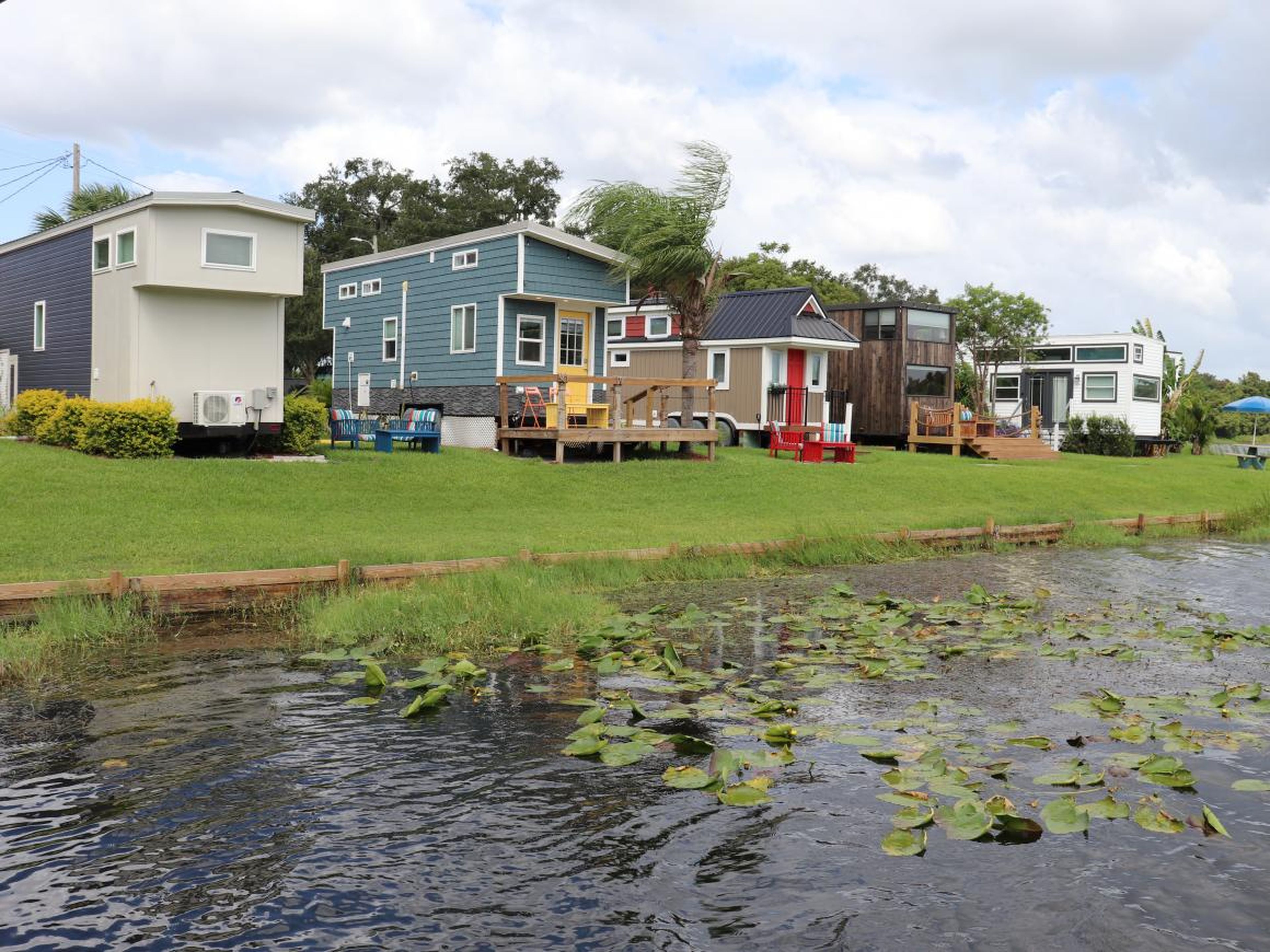 La comunidad de Orlando Lakefront tiene más de 30 casas pequeñas.