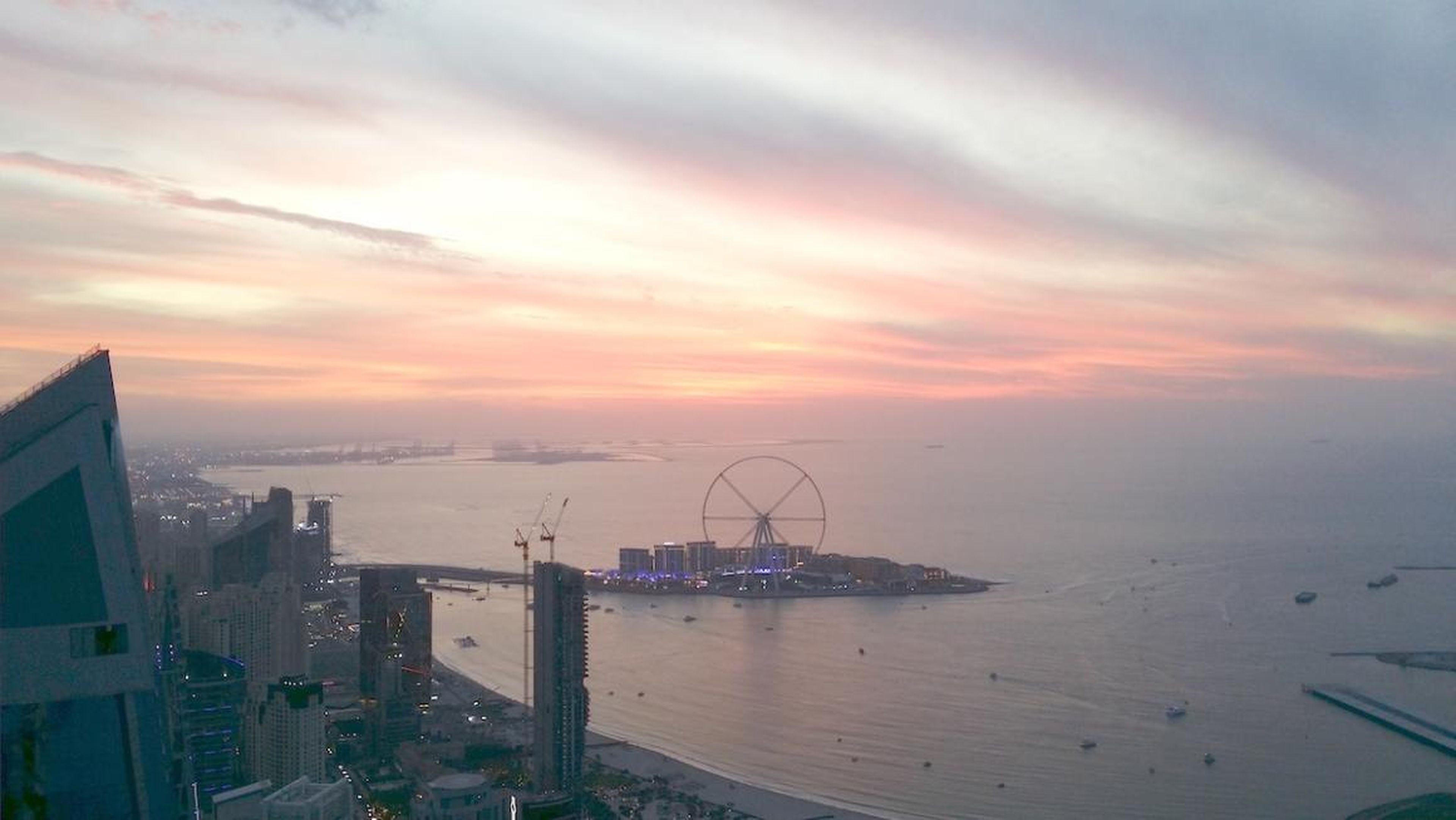 Puesta de sol vista desde un ático en el piso 88 de la Princess Tower de Dubai.