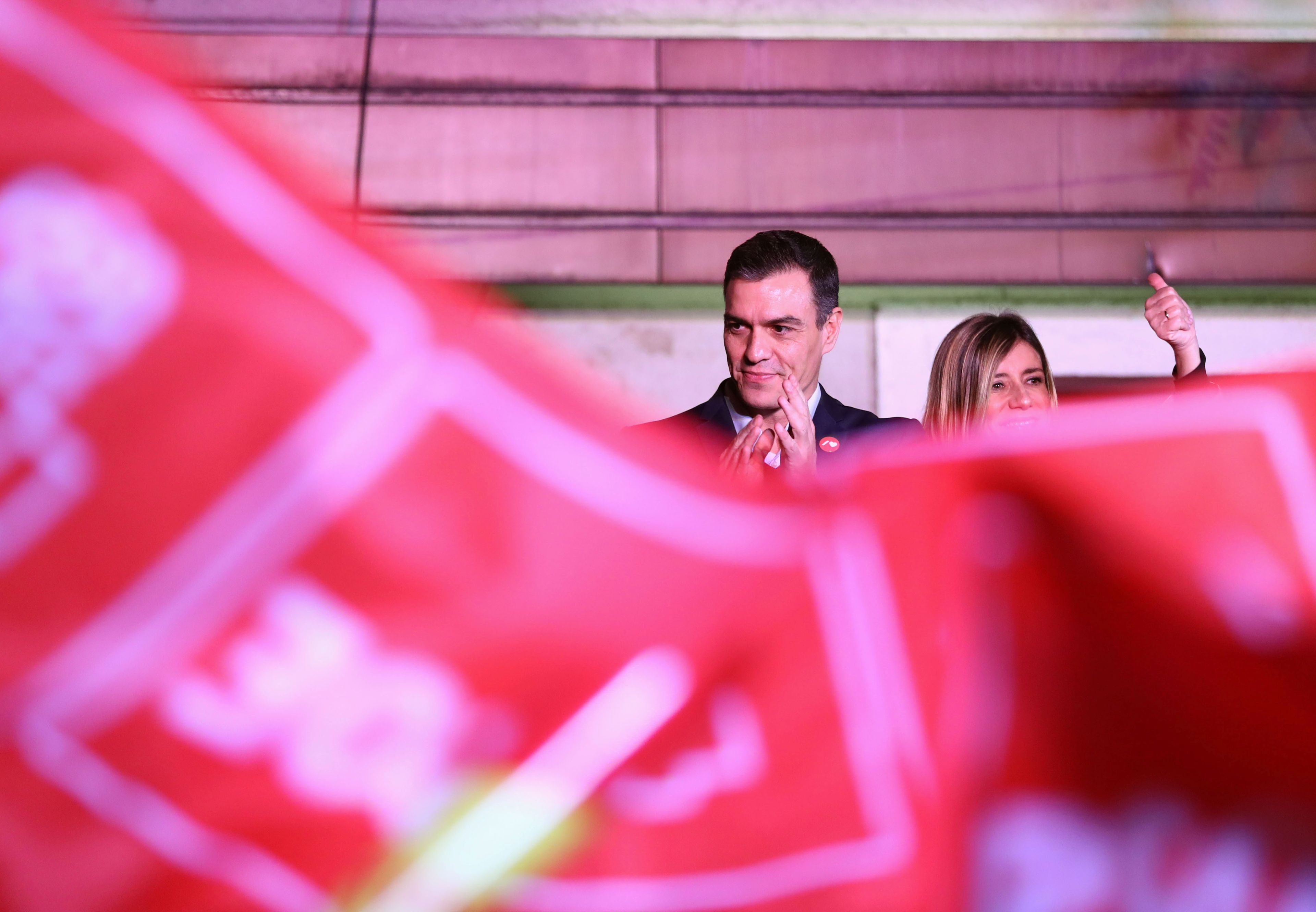 Pedro Sánchez, presidente del Gobierno en funciones y líder del PSOE, celebra el triunfo tras las elecciones generales de noviembre de 2019.