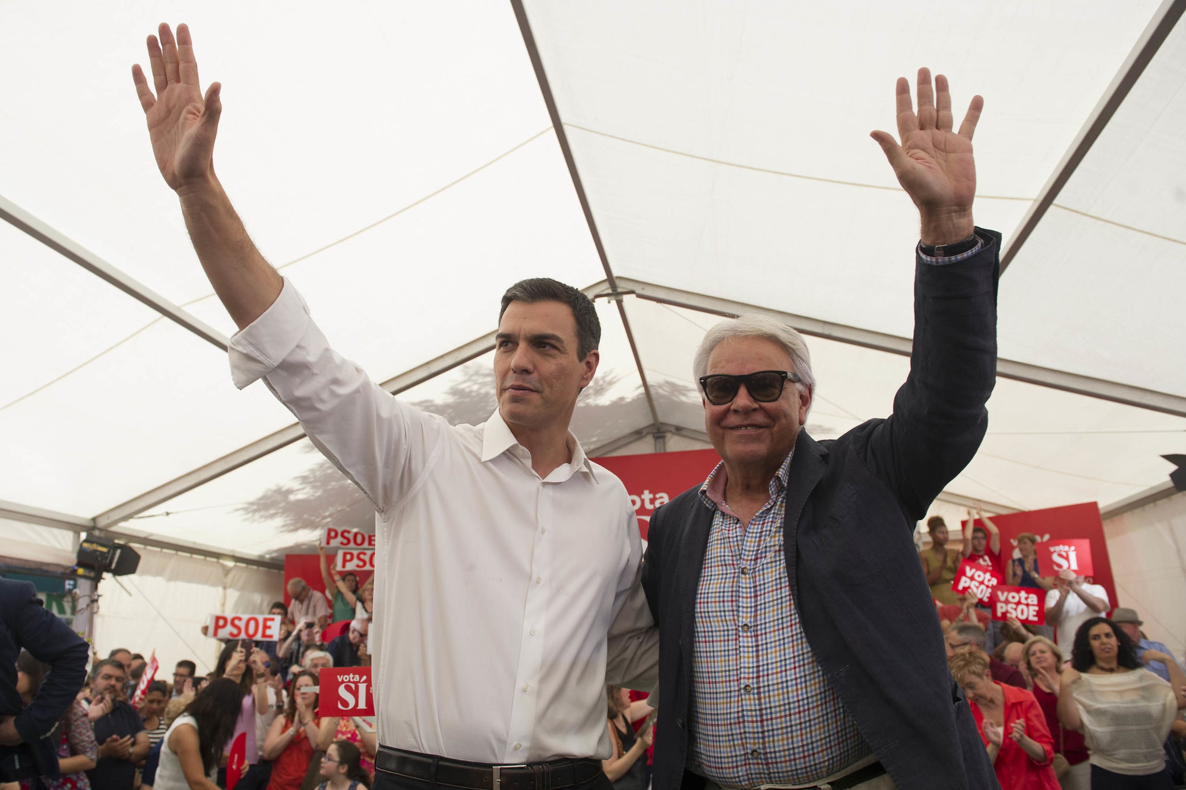 Pedro Sánchez y Felipe González en 2016.