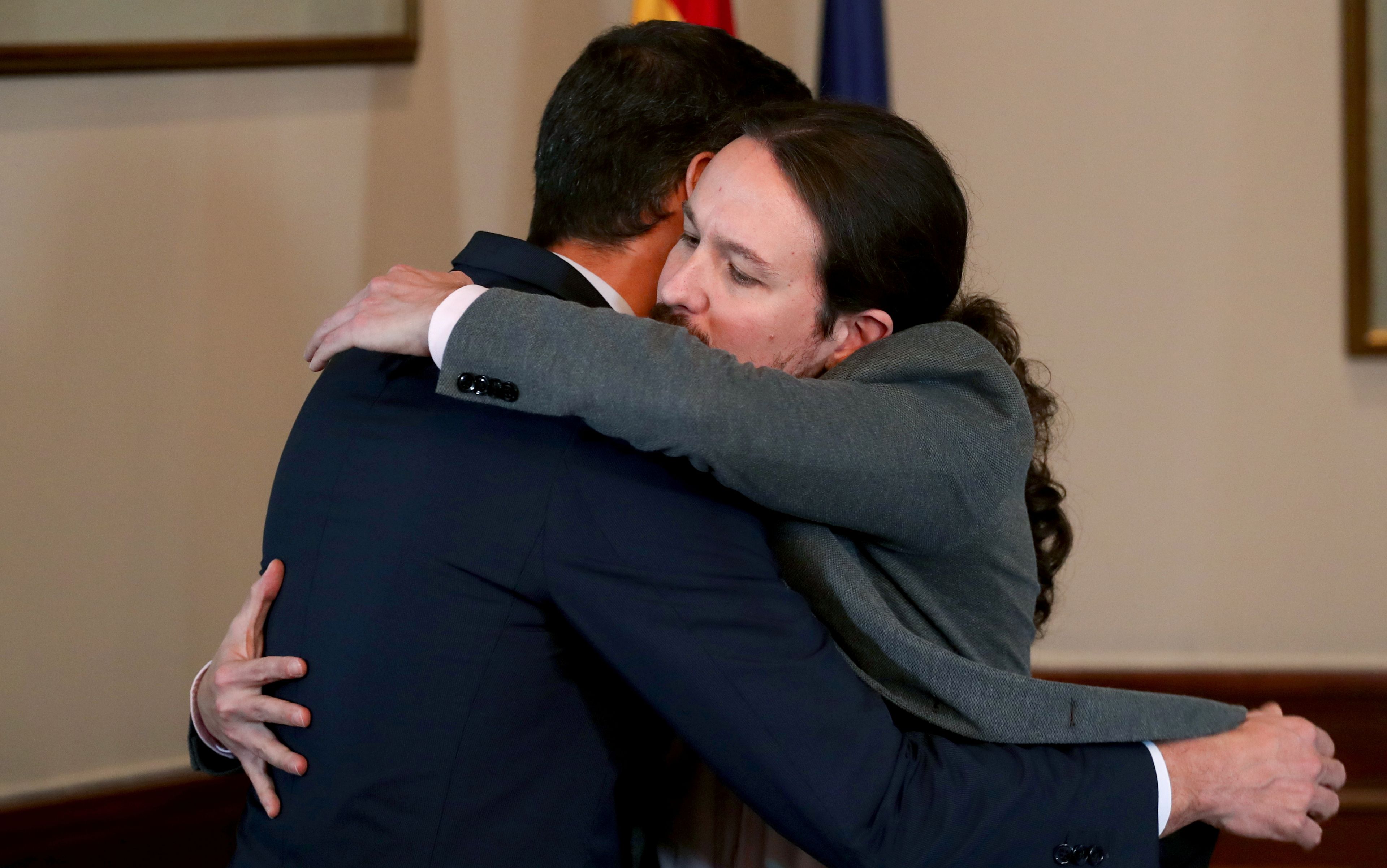 Pedro Sánchez abraza a Pablo Iglesias después de firmar su preacuerdo de Gobierno.