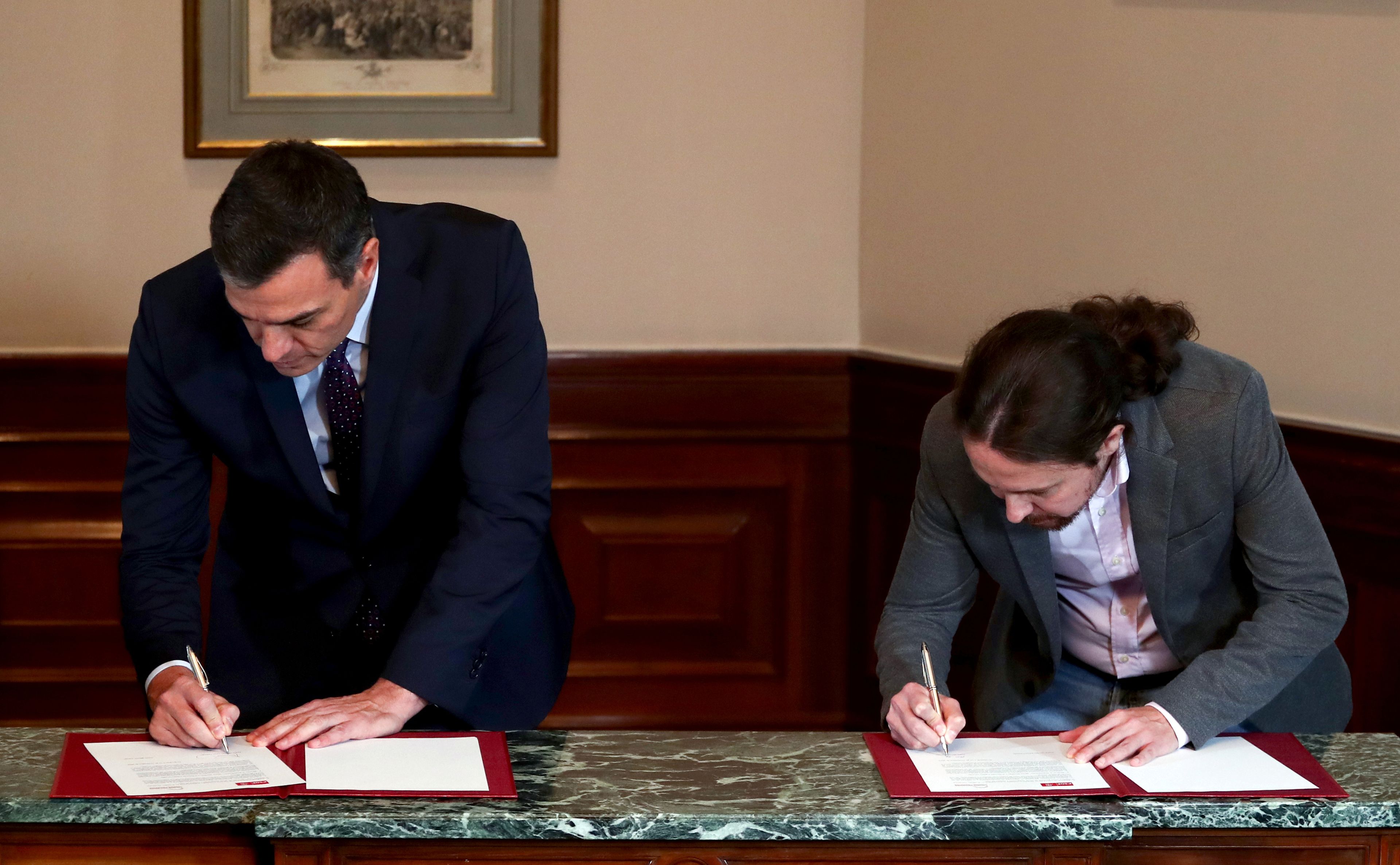 Pedro sánchez y Pablo Iglesias firman su preacuerdo para formar Gobierno.
