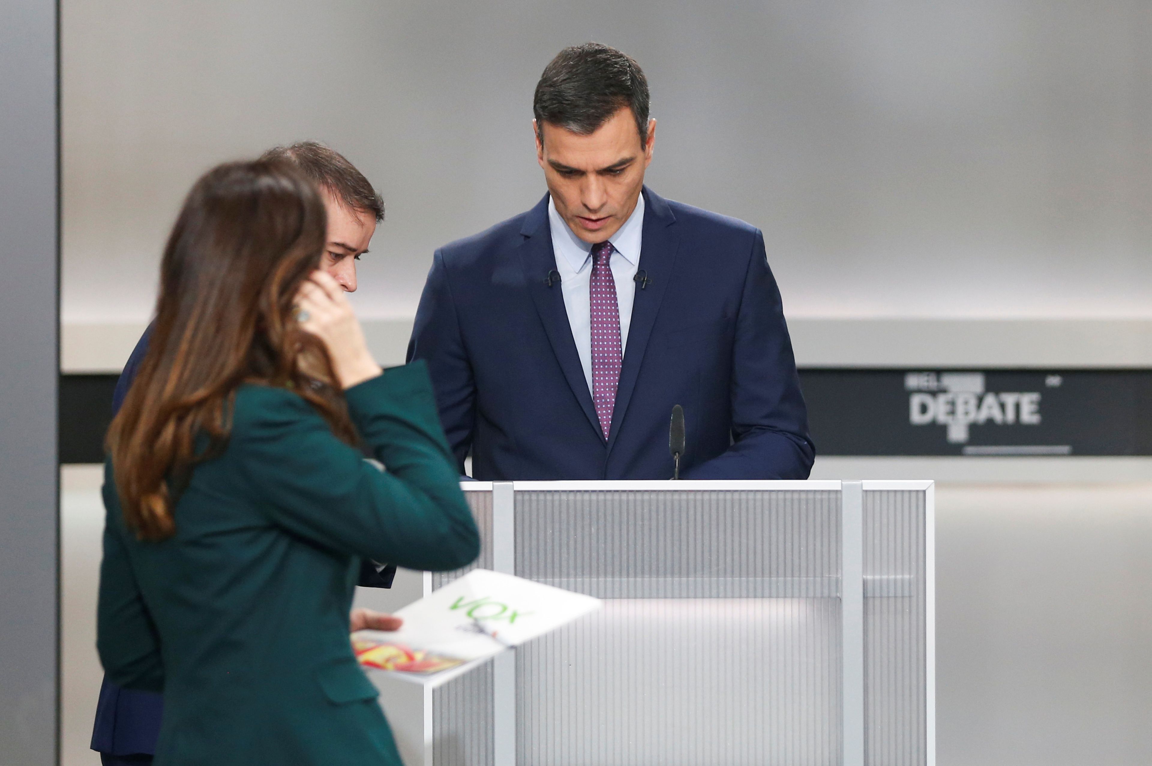 Pedro Sánchez prepara su debate en el atril.