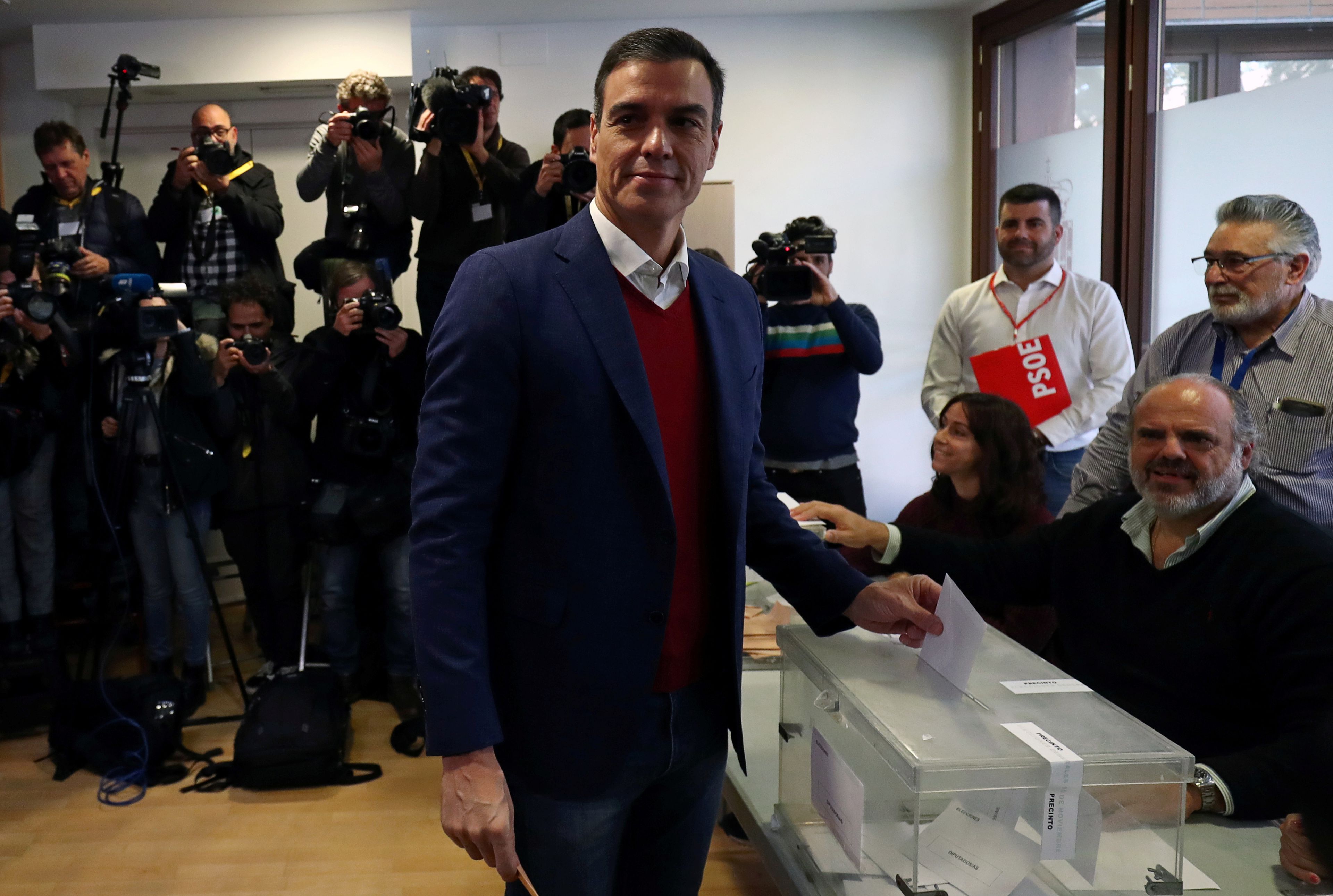 Pedro Sánchez, presidente del Gobierno en funciones, vota en un colegio electoral de Pozuelo de Alarcón (Madrid) durante las elecciones generales de noviembre de 2019.