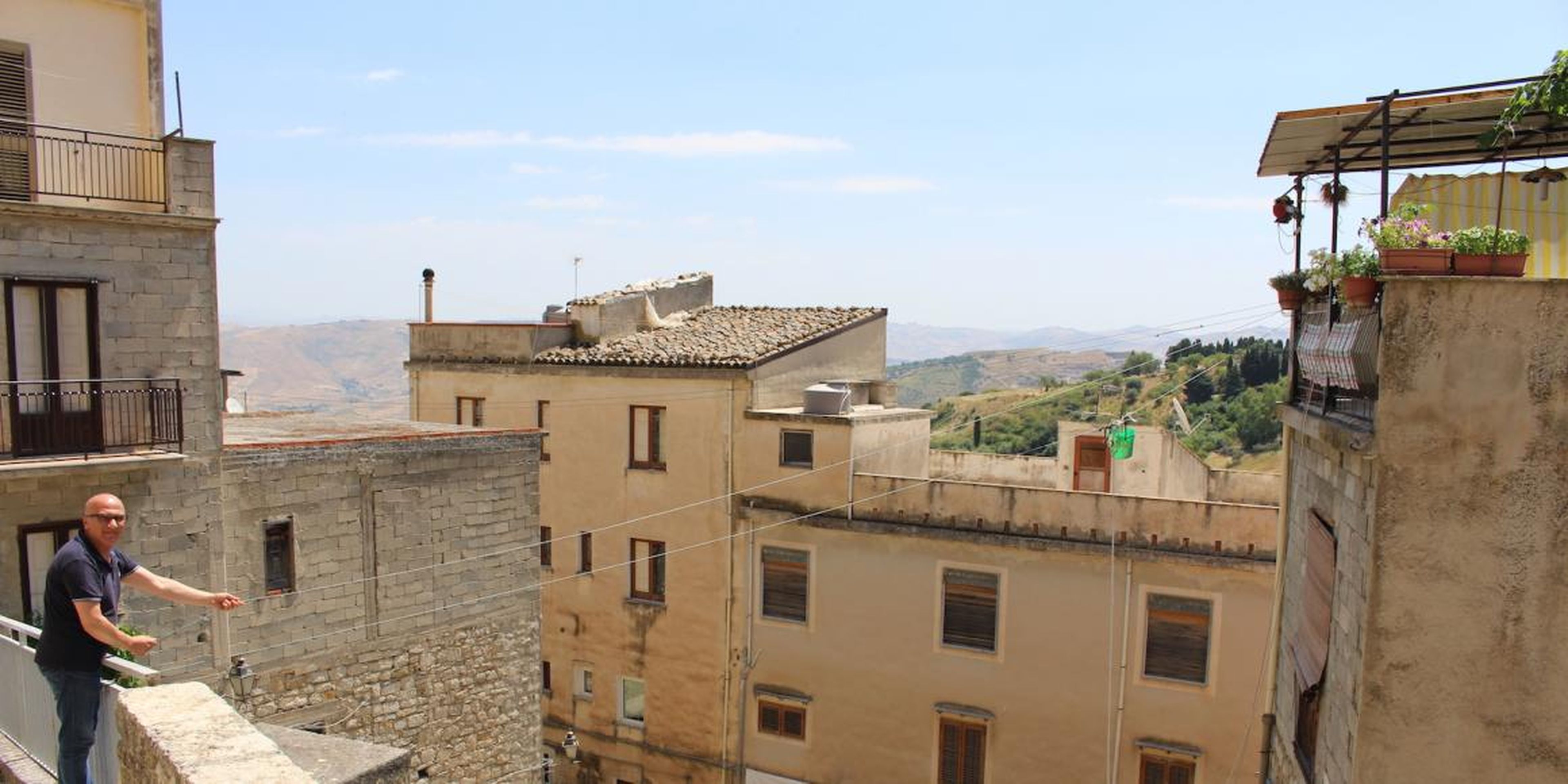 Una foto de Cammarata (Sicilia), con el alcalde Vincenzo Giambrone a la izquierda de la imagen.