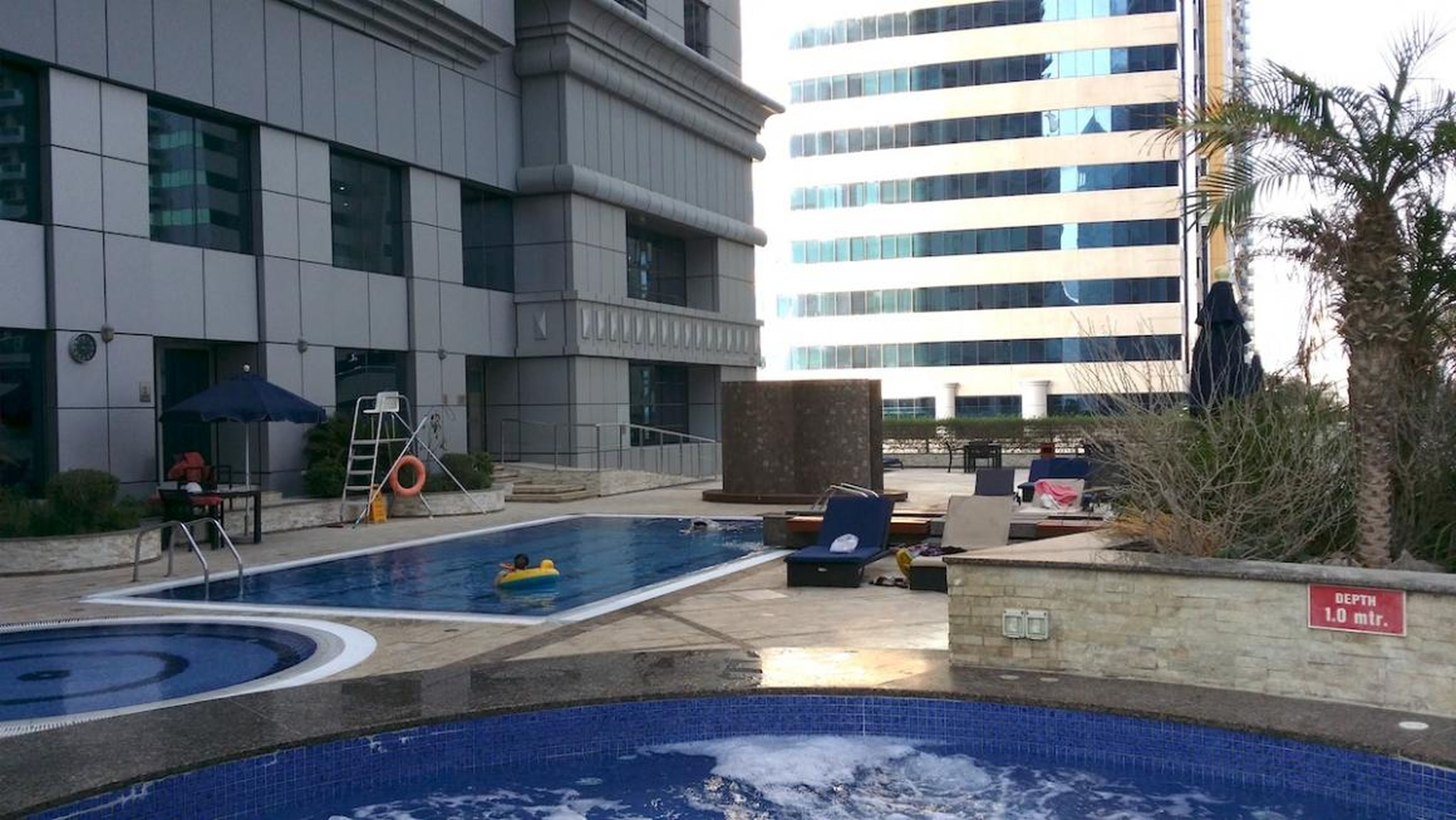 Parte del área de la piscina exterior en el sexto piso de la Princess Tower en Dubai.