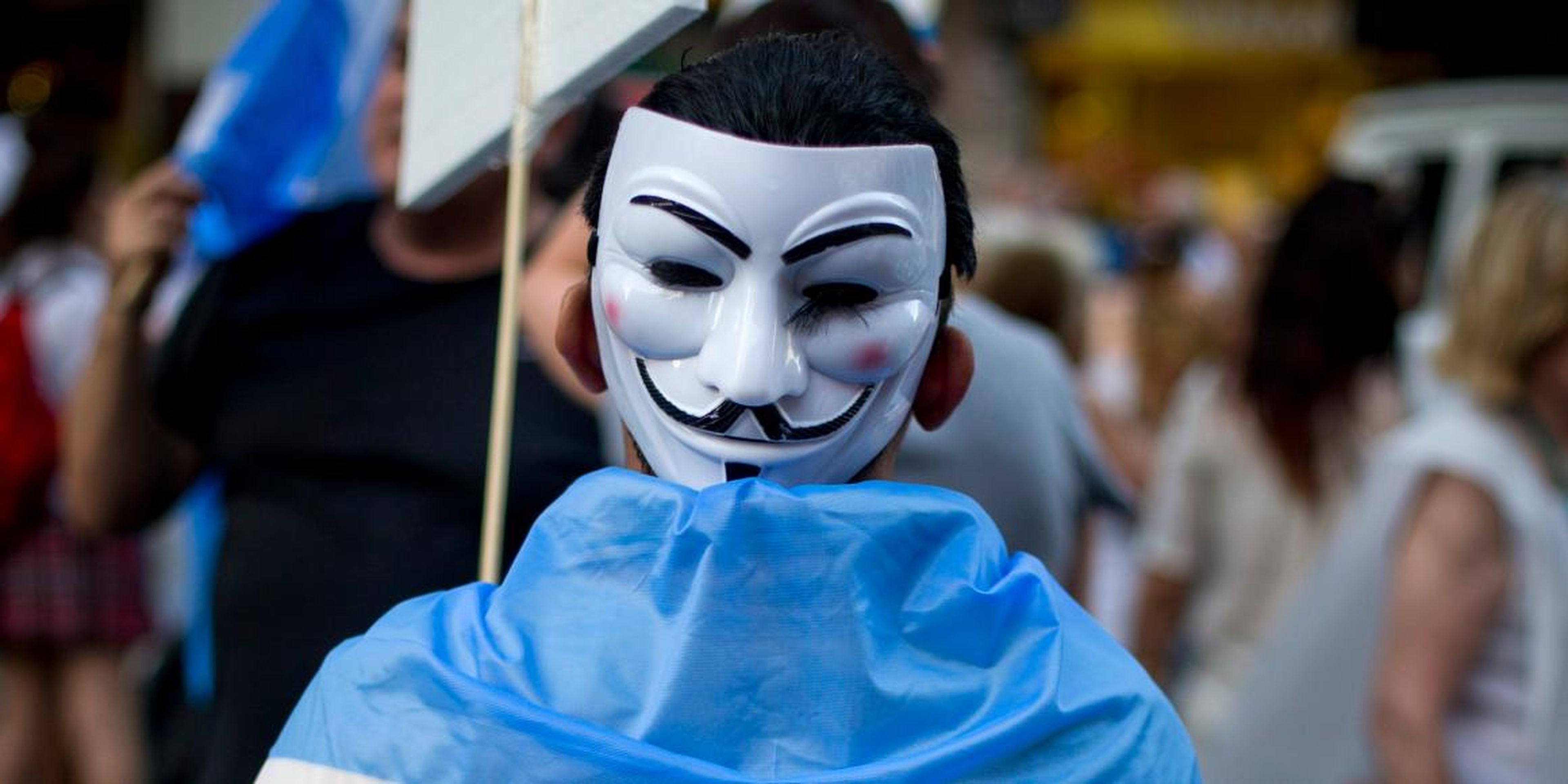 A protesters wearing a mask and an Argentinian flag.