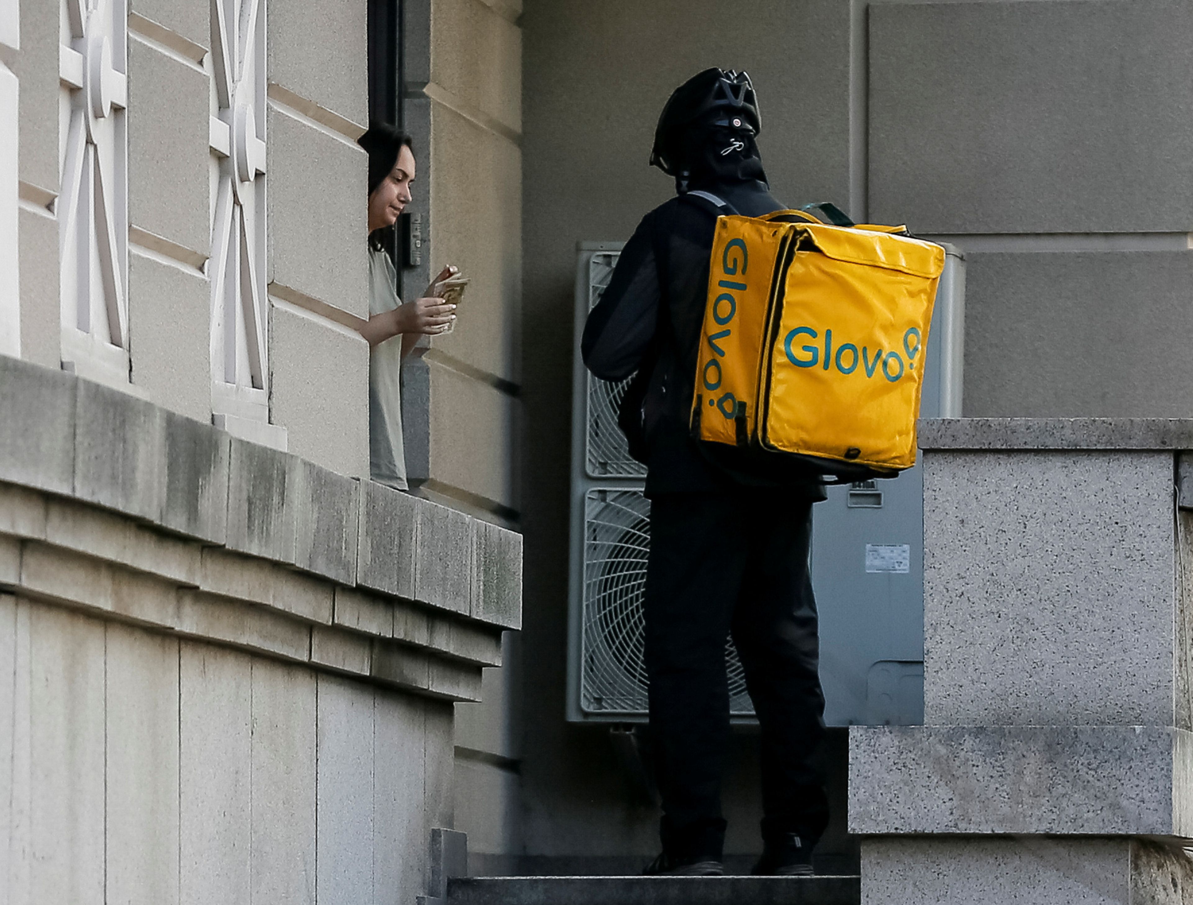 Un repartidor de Glovo entrega un pedido en Kiev.