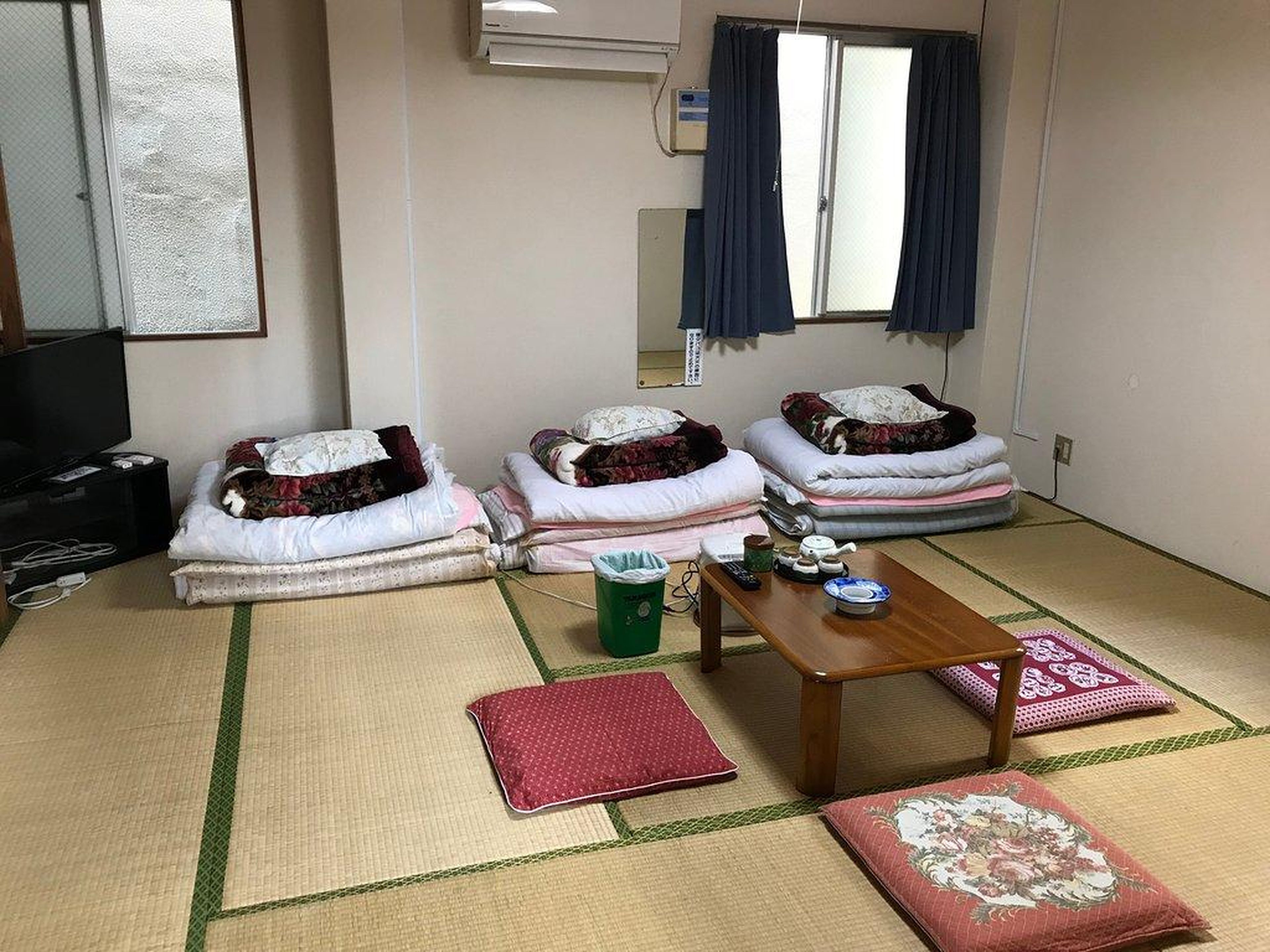 La habitación es la típica del estilo japonés ryokan.