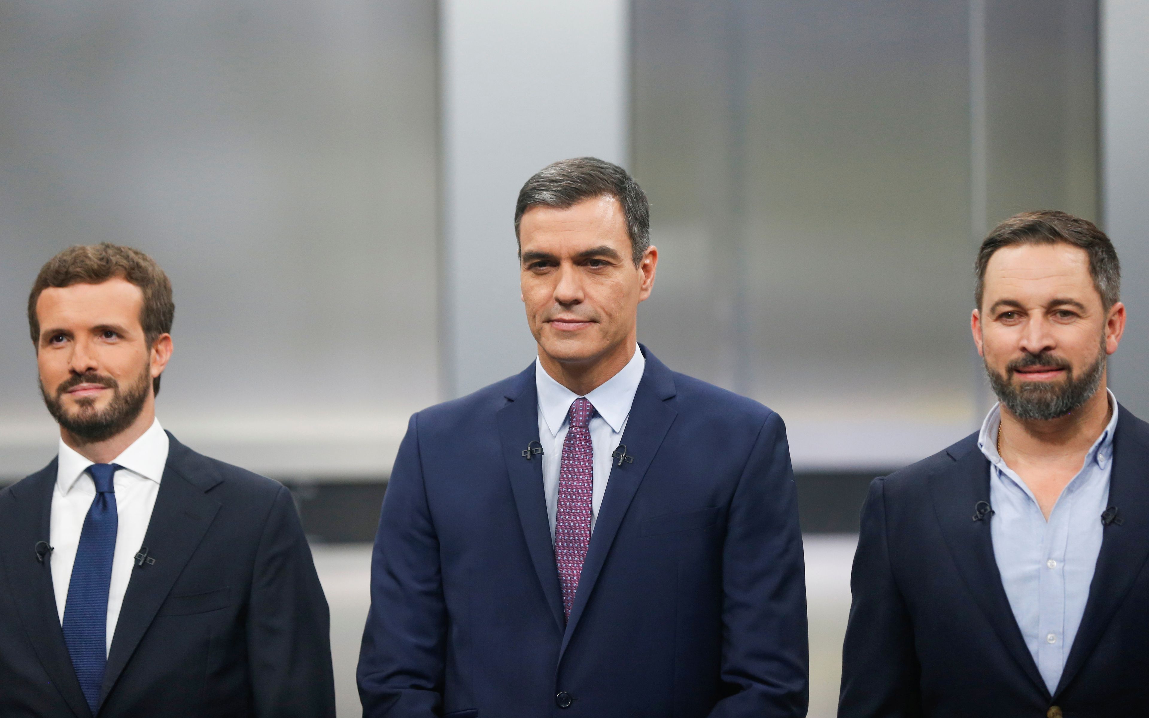 Sánchez, entre Casado y Abascal, en el debate a cinco.
