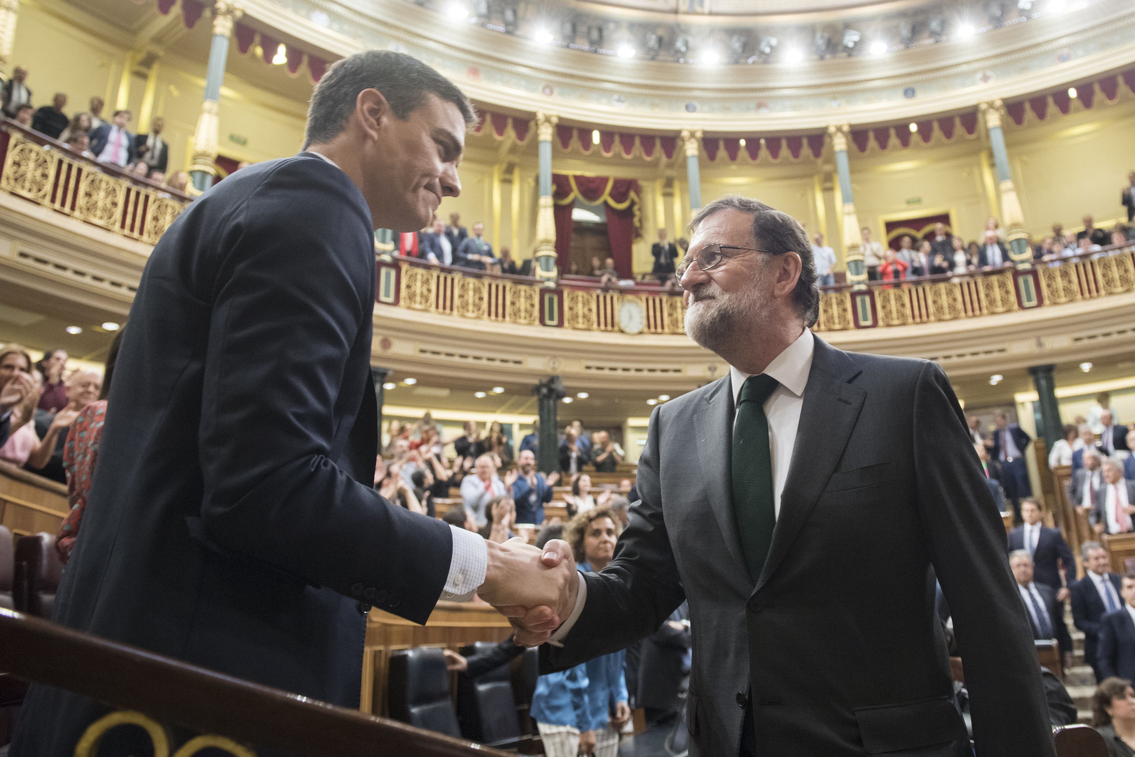 Sánchez saluda a Rajoy tras la moción de censura.
